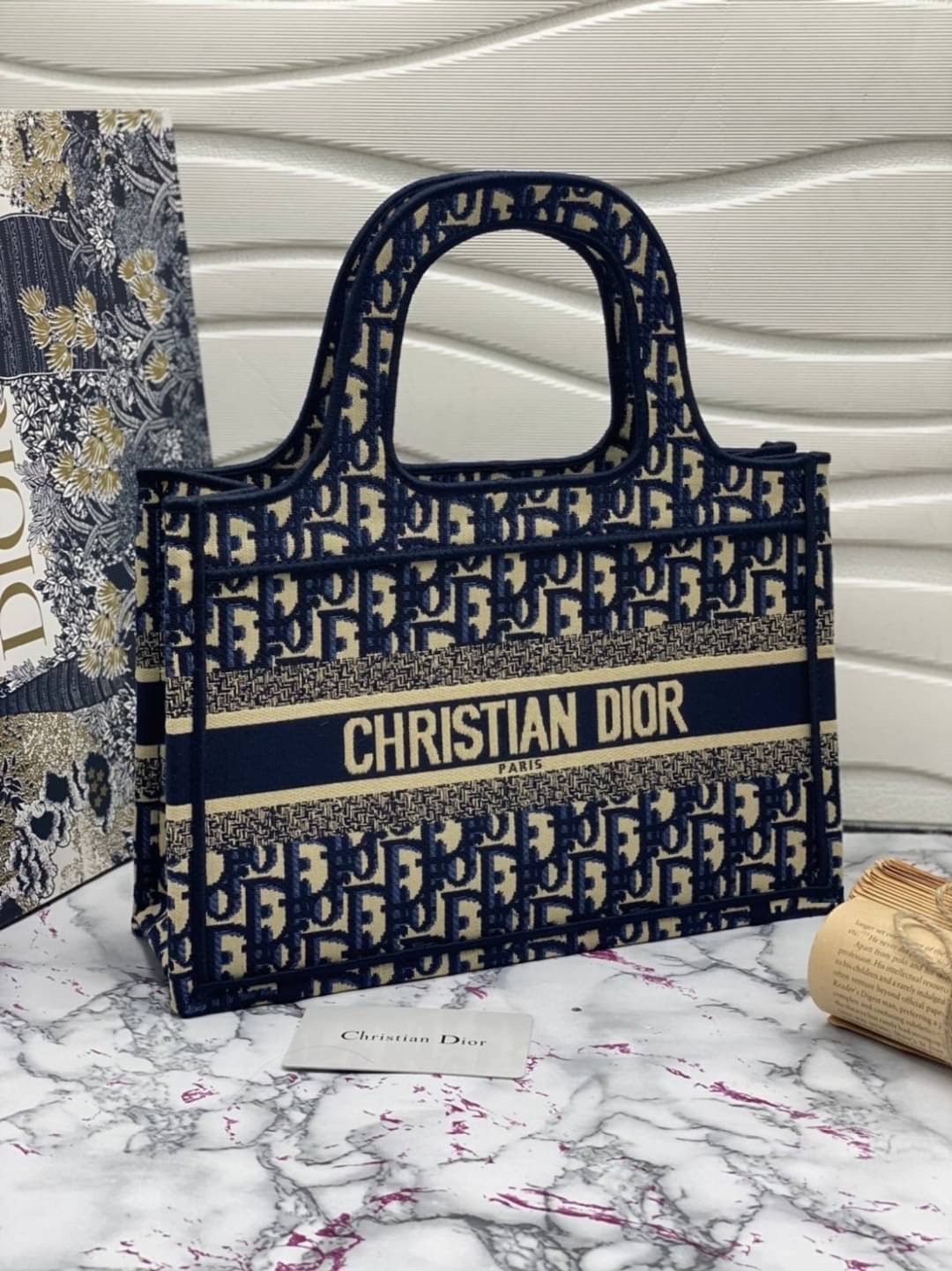 SMALL DIOR BOOK TOTE 29cm Blue Dior Oblique Embroidery กระเป๋าถือทรง Shopping ขนาดกำลังดี จุของได้เยอะ สวยคลาสสิค พกพาสะดวก ใช้งานง่ายสุดๆ วัสดุงานทอละเอียด ภายในโล่งกว้าง ภาพสินค้าถ่ายจากงานขายจริง ใช้งานต่างประเทศได้