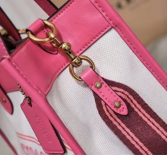 OUTLET 】COACH FIELD TOTE 22 WITH HEART กระเป๋าทรงสี่เหลี่ยม จุของได้มากมายสำหรับทุกโอกาส ด้านในมีช่องซิปไว้ใส่ของจุกจิกได้ มีป้าย Coach ตัวใหญ่ติดอยู่ ทำจากหนังฟอกฝาดและผ้า Signature Jacquard มีสายใหญ่ที่มีน้ำหนักเบา ออกแนว sport ใช้ได้สำหรับสะพายไหล่หรือ