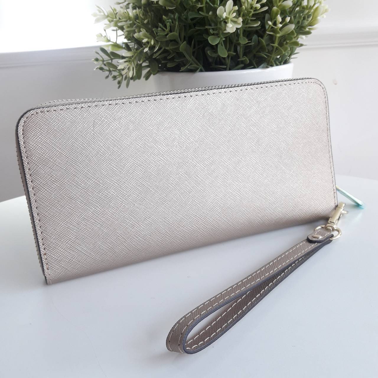 Best seller! งานขายดี รุ่นใหม่คะ Michael kors saffiano Wallet กระเป๋าสตางค์ใบยาว หนัง Saffiano ซิปรอบ สวยหรู มาก อะไหล่ปั้มโลโก้แบรนด์ ด้านในมีช่องใส่บัตร เยอะม้ากกก อีกด้านมีช่องแบงค์+ซิปใส่เหรียญ จุของได้เยอะจริงๆคะ ใส่ iphone 6+ ได้ สวยหรูดูดี อุปกรณ์ค