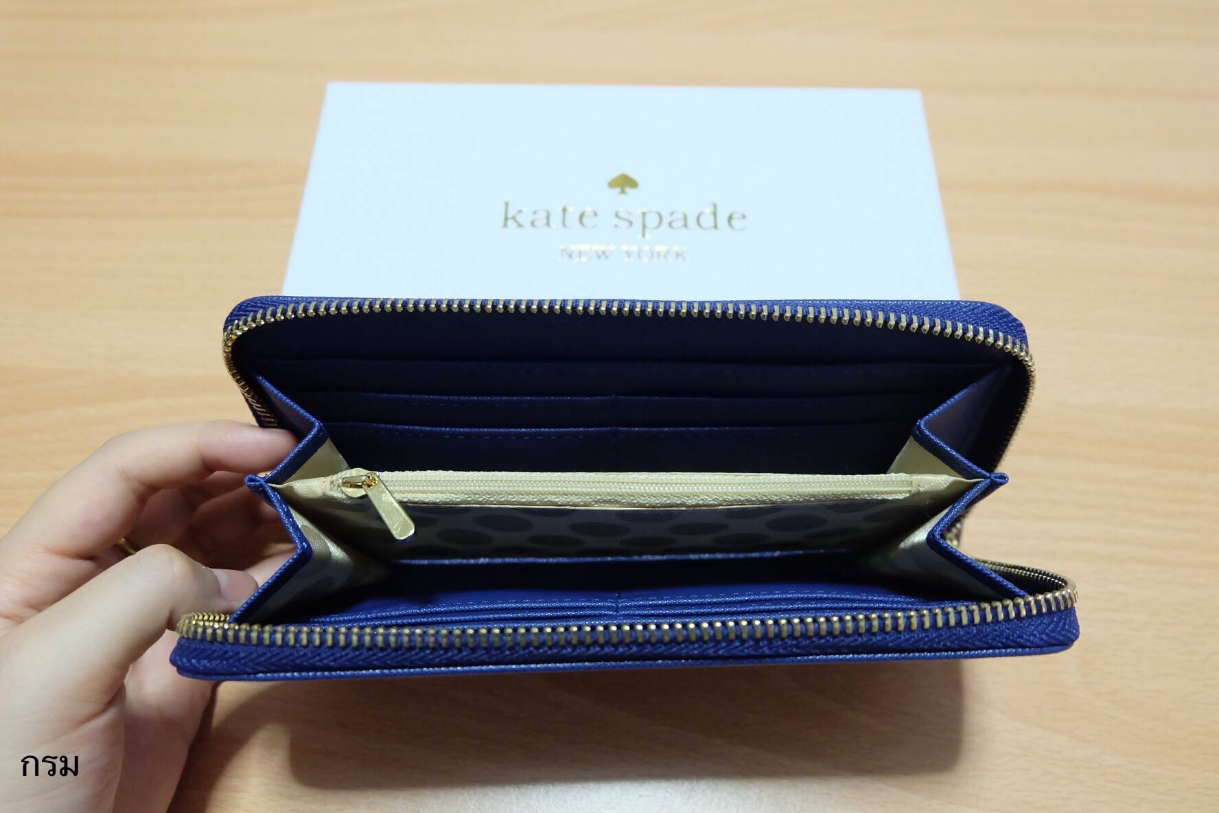 กระเป๋าสตางค์ใบยาวซิปรอปยี่ห้อ KATE SPADE กระเป๋าเงินหนังลาย saffiano อะไหล่สีทอง น้ำหนักเบา ด้านในมีช่องซิปใส่เหรียญ ใส่บัตร ใส่ธนบัตรได้จำนวนมาก ใบนี้สวยรับทรัพย์จริงๆ นานๆมาทีนะคะสีนี้ รีบคว้าด่วนเลยคะ