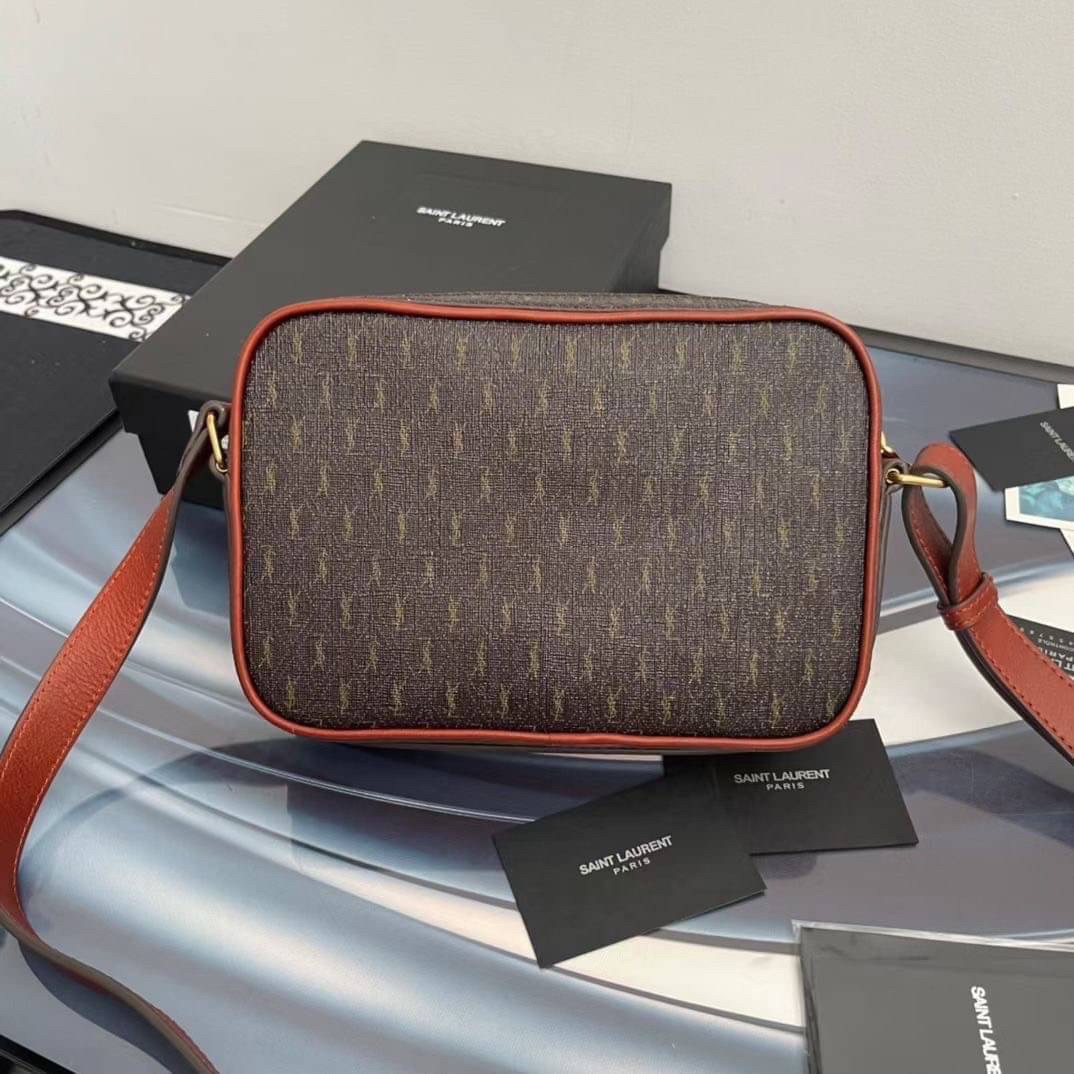 YVES SAINT LAURENT BAG กระเป๋าสะพายสไตล์วินเทจทรงเหลี่ยม งานหนังแท้สวย โทนสีผู้ดีมากค่ะ ภายในโล่งจะสะพายไหล่ CROSSBODY ก็ดูดี สินค้ามาพร้อมถุงผ้าและกล่องแบรนด์พร้อมส่งที่ไทยราคาสุดคุ้ม สาวก YSL ห้ามพลาด!