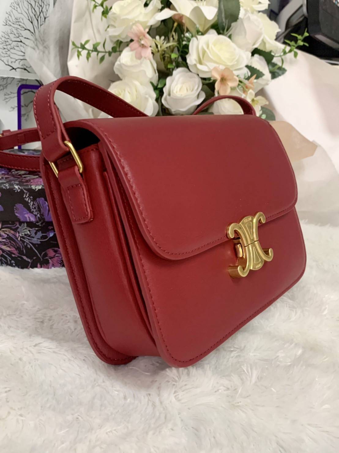 CELINE Medium Triomphe Bag In Shiny Calfskin Medium Triomphe Bag In Shiny Calfskin GIFT WITH PURCHASE (GWP) พรีเมี่ยมกิ๊ฟ Limited Edition จาก CELINE PERFUME DUTY FREE COUNTER วัสดุหนังแท้ (Calfskin) ซับในเป็นหนังแกะ (Lambskin) รูปทรงสี่เหลี่ยมผืนผ้า ขนาดก