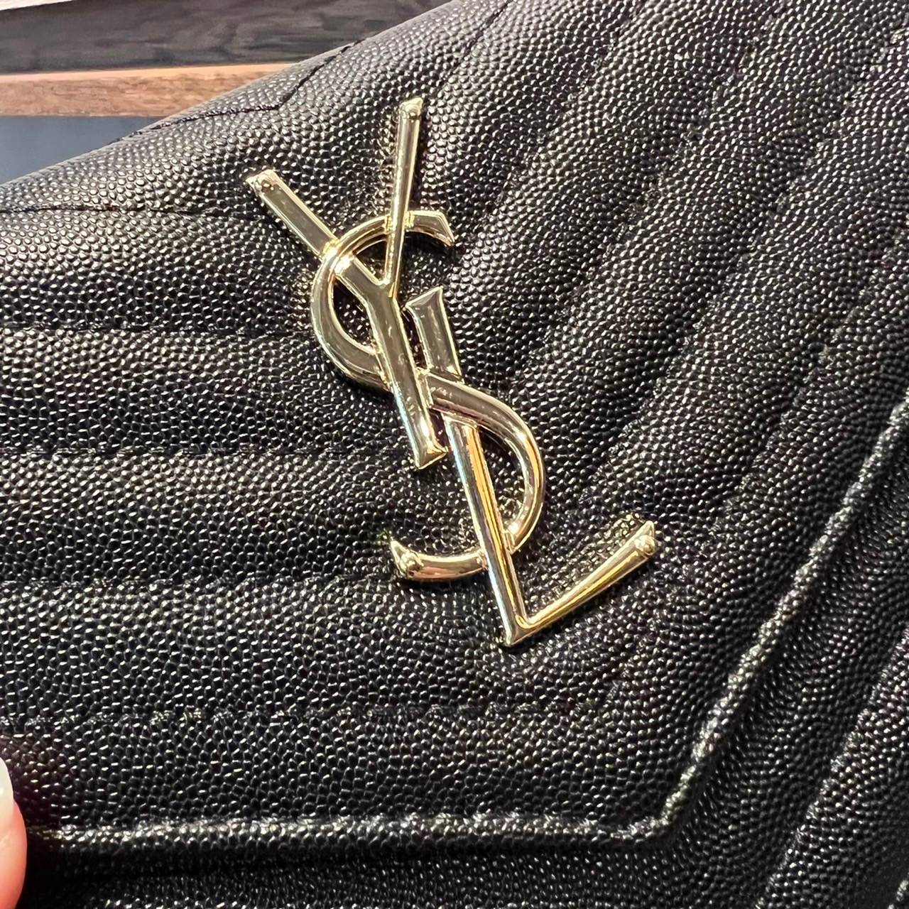 ไม่เคยผิดหวังจริงๆ!! กับรุ่นที่สาวๆรู้กัน Yves Saint laurent clutch bag with chain กระเป๋าสะพายทรง woc สุดฮอต ดีไซน์เรียบหรู โดดเด่นด้วยโลโก้ด้านหน้า เพิ่มดีเทลความผู้ดี วัสดุหนัง pepble ทนทาน ใช้งานง่ายเพียงแค่เปิด-ปิดด้วยกระดุมแม่เหล็ก ภายในแบ่งสัดส่วนไ