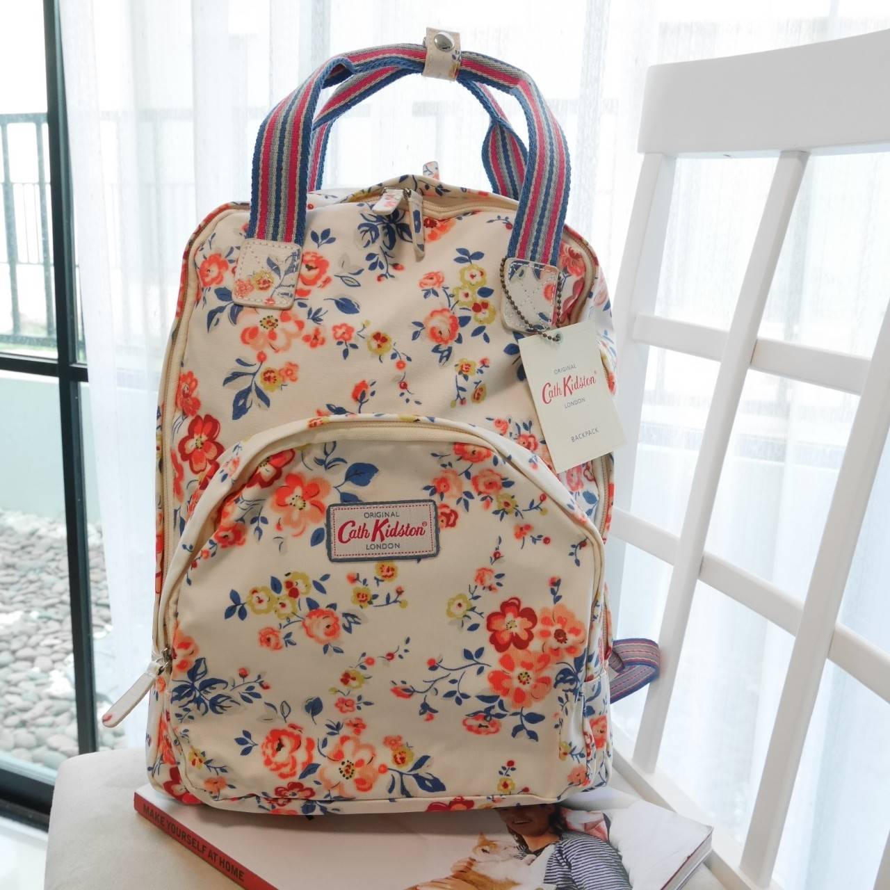 CATH KIDSTON BACKPACK BAG กระเป๋าเป้น่ารัก ตามแบบฉบับของแบรนด์นี้เลยค่า โดดเด่นด้วยหนัง PVC พิมพ์ลาย กันน้ำทั้งใบ ด้านในมีช่องซิปใหญ่ใส่ของ 2 ช่อง จุของได้เยอะ ใส่ IPAD / A4ได้สบายเลยค่ะ ด้านหน้ามีช่องซิปเล็ก 1 ช่อง ใส่ของจุกจิกหนิบได้สะดวก น้ำหนักเบา ใช้