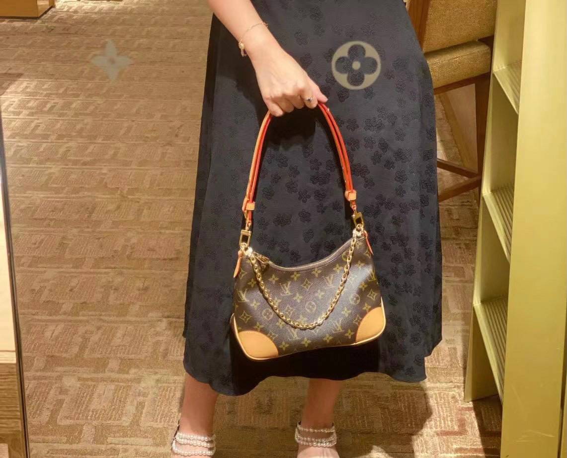 รุ่นฮิตปี2021 สะพายได้ทั่วโลกค่ะ!! LOUIS VUITTON BOULOGNE M45832 พร้อมส่ง! LV PREMIUM GIFT ตปท.!! กระเป๋าหิ้ว//สะพายข้างได้ หนังแกะ ทรงสวยมากๆค่ะ เปิดปิดกระเป๋าแบบซิปคู่ อะไหล่ทองแววหรูหรามากๆ