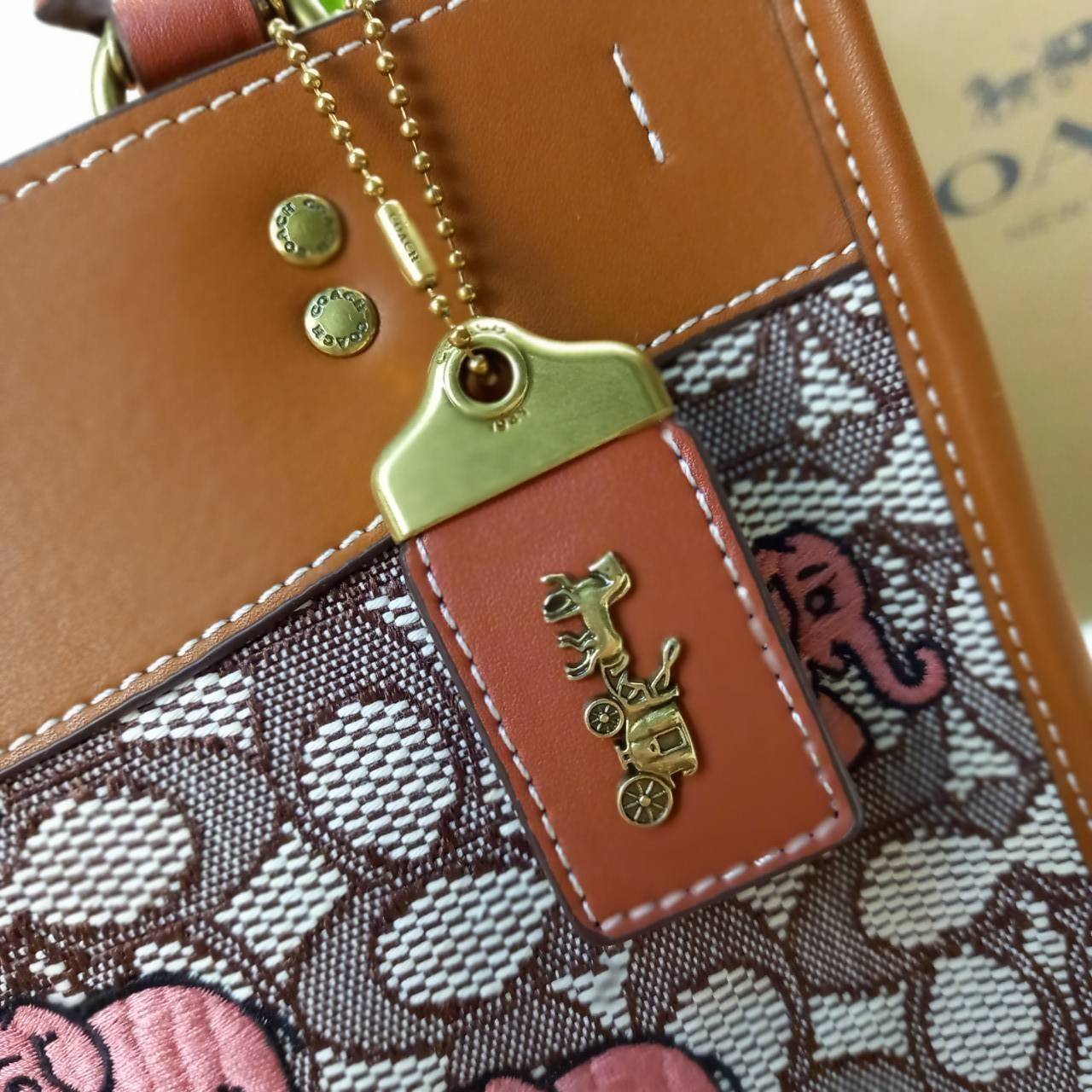 น้องน่ารักน่าใช้ คลาสสิค ดูแพงมากแม่😘🌺//>>COACH ROGUE 25 IN SIGNATURE TEXTILE JACQUARD WITH EMBROIDERED ELEPHANT MOTIF(COACH C6165)🍁กระเป๋ารุ่นคลาสสิค หรูหรา มีรสนิยม ดีเทลเนียบมาก จะถือ หรือสะพายได้ตามดีไซน์การใช้งานเลยจ้า//