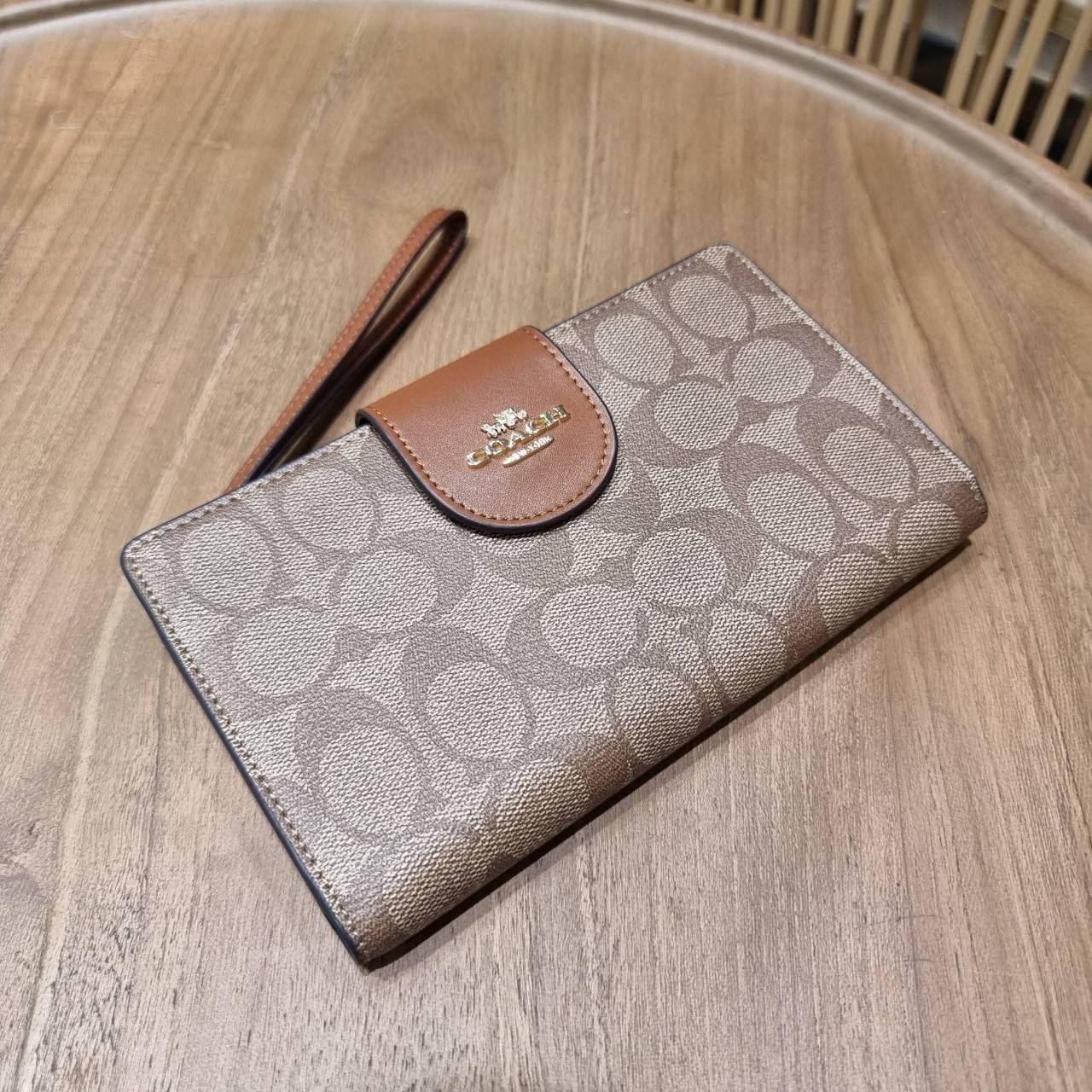 พร้อมส่ง 7 สี COACH C2874 TECH WALLET IN COLORBLOCK SIGNATURE CANVAS จัดให้สีใหม่ก่อนใคร!! ดีไซน์ใหม่ คอลเลคชั่นสวยหรู กระเป๋าสตางค์พร้อมสายคล้องมือ ง่ายต่อชีวิตมากจ้า!! มันดีอะไรเบอร์นี้ ใส่ได้ทั้งบัตร และโทรศัพท์ก็ใส่ได้ทุกรุ่น แถมยังมีช่องซิปแยกไปอีก ช