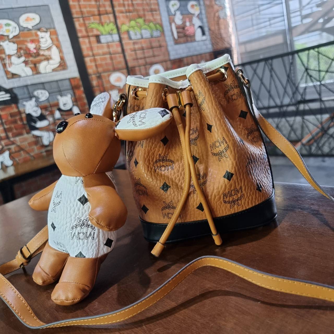 M.C.M ZOO RABBIT DRAWSTRING BAG IN VISETOS LEATHER MIX คอลเลคชั่นซูมาใหม่ ฮิตหนักมากที่เกาหลีและญี่ปุ่น ไอเท็มสุดคิ้วท์ น้องกระะต่ายโดดเด่น กระเป๋าสะพายทรง bucket ไซส์เล็กขนาดน่ารักน่าใช้ แฟชั่นสไตล์มากใบนี้ ดีไซน์น้องกระต่ายแอบในกระเป๋า และสามารถนำออกมาห