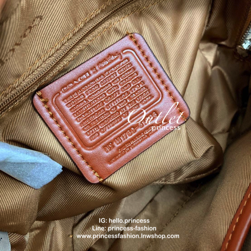 COACH SIGNATURE CROSSBODY BOX BAG ((F31208)) 🔺สินค้าขายดี กระเป๋าสะพายวัสดุหนังแท้ จาก coach factory outlet หนังนิ่ม ทรงสวย ตัวกระเป๋าลายแบรนด์ ตัดขอบหนังเรียบได้สวยงามค่ะ ด้านหน้า-หลัง มีช่องสำหรับใส่ของ เปิดปิดกระเป๋าแบบซิป ที่จับเป็นพวงหนังอะไห
