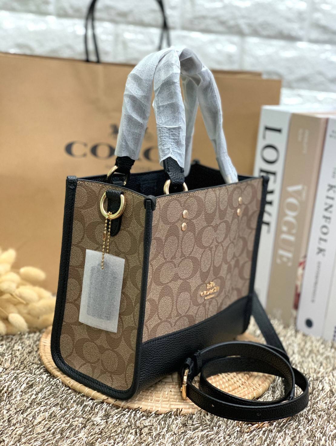 น่าใช้มากๆ สวยเกินราคาไปเลยจร้าา😘 COACH FIELD TOTE 22 SMALL BAG ((C5122)) พร้อมส่งความสวยที่ไทยค่ะ! กระเป๋าหิ้วหรือสะพายข้างได้ หนังแท้นิ่ม ใบจริงสวยมากๆเลยค่ะ ปากกระเป๋าแบบกระดุมแม่เหล็ก ภายในกว้างใส่ของจำเป็นของสาวๆได้เยอะเลย มีช่องซิปและช่องเล็