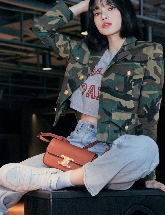 CELINE TRIOMPHE SHOULDER BAG VIP GIFT WITH PURCHASE-GWP พรีเมี่ยมกิ๊ฟ Limited Edition จาก CELINE PERFUME DUTY FREE COUNTER วัสดุหนังแกะสังเคราะห์เรียบ ดีไซน์ยอดนิยมสไตล์สาว LISA ทรงเหลี่ยมสวยหรูอยู่ทรง