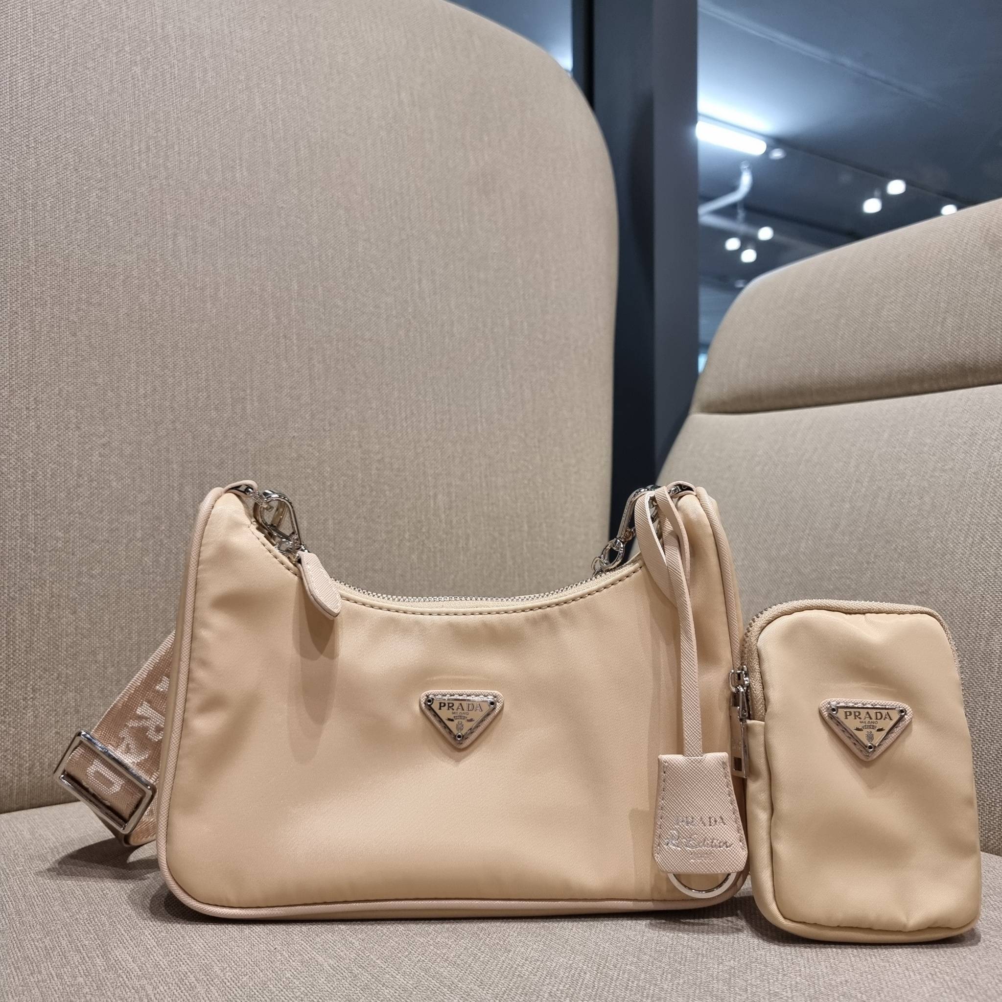 VIP 🥂 PRADA RE-EDITION 2005 RE-NYLON SHOULDER BAG ไอเท็มสุดปัง ที่ฮิตตลอดกาลไม่ว่าจะปีไหนๆ จัดให้ครบทั้งสีขายดีและสีใหม่ล่าสุด ที่สายคุณหนูห้ามพลาด!! กับกระเป๋าสะพายทรงคลาสสิค เหมาะเป็น everyday bag มากๆ วัสดุผ้าไนล่อนคุณภาพ พร้อมใบลูก ไว้ใส่เหรีย