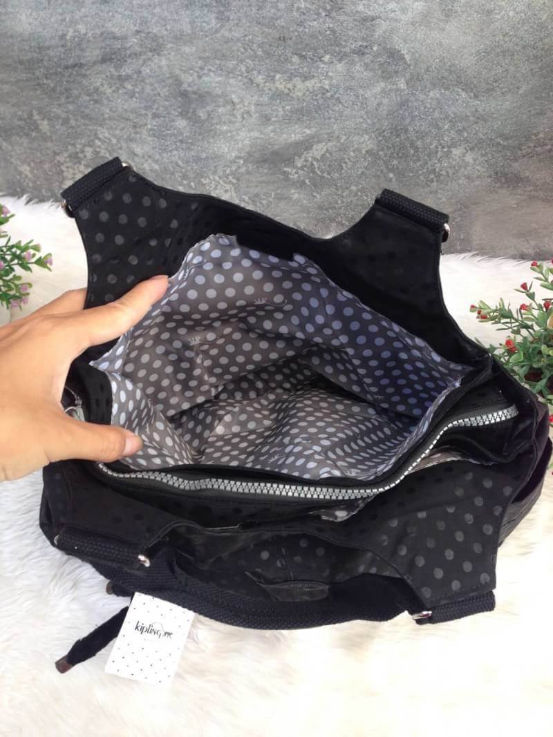 Kipling รุ่น Cicele กระเป๋าสะพายไหล่ใบใหญ่ สวยน่ารัก ตัวกระเป๋าด้านในเป็นช่องโล่งแบบปิดเปิดด้วยซิป มีช่องซิปด้านใน ด้านข้างกระเป๋า มี 2 ช่อง ปิดเปิด ด้วยเทป พร้อมที่ใส่โทรศัพท์ ปากกา และ MP 3 ในส่วนด้านใน และ ด้านข้างกระเป๋า ซ้าย-ขวา เป็นช่องขนาดเล็กสำหรั