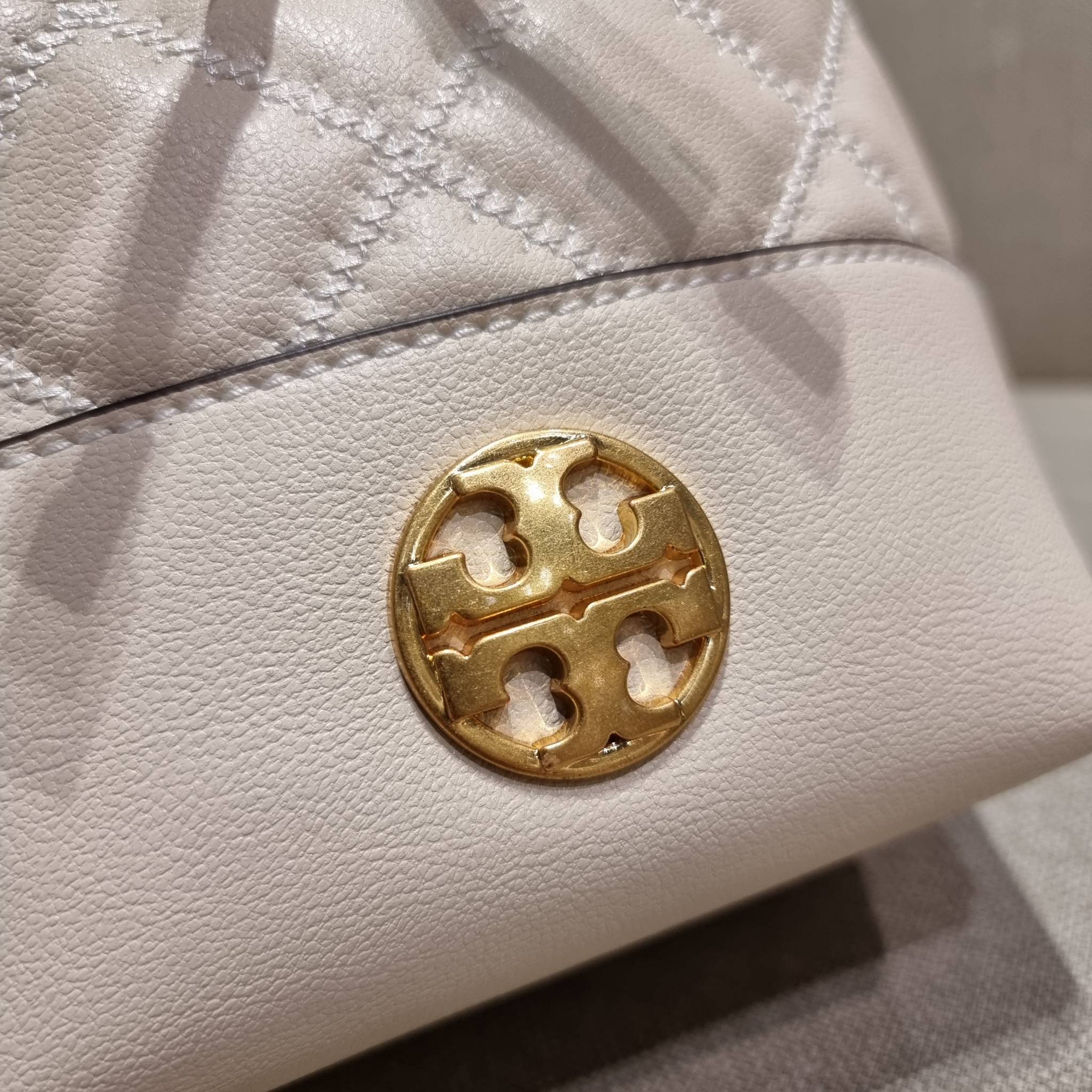 TORY BURCH WILLA MINI BUCKET BAG NEW ARRIVAL สุดปัง กระเป๋าสะพายทรงบัคเก็ต สวยผู้ดี โดดเด่นด้วยโลโก้สีทองดูหรู อัพลุคผู้ดี๊ผู้ดี วัสดุหนังแท้ ดีไซน์บุนวม เส้นคมดีเทลหรู เปิด-ปิดหนังรูดปากกระเป๋า มีหูหิ้วในตัว คล้องแขนเก๋ๆ ภายในเป็นช่องโล่ง มีช่องย่อย ใส่ข