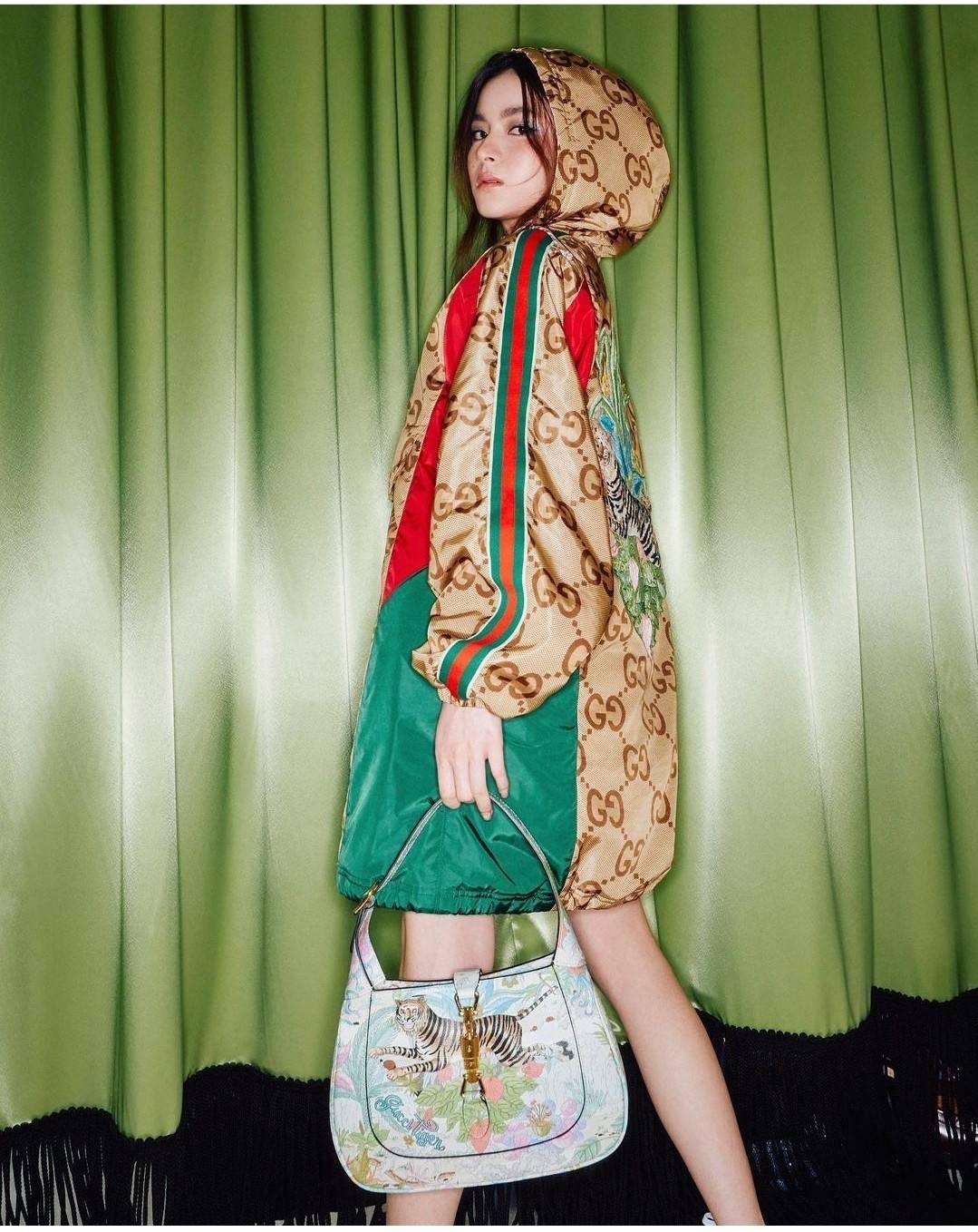 GUCCI SHOULDER BAG โปรเจคฉลองปีเสือ ปังฉุดไม่อยู่!! คอลเลคชั่นยอดฮิต GC multi bag ไซส์ใหญ่น่าสะพาย ดีไซน์ลวดลายชิคมากๆ!! โดดเด่นไม่ซ้ำใคร กับกระเป๋าสะพายวีไอพี พรีเมี้ยมกิ๊ฟที่จะทำให้หลงรักกันไปแบบสุดๆ มีดีเทลแฝงความหรูในตัว วัสดุหนังสังเคราะห์พรินท์ลายคม