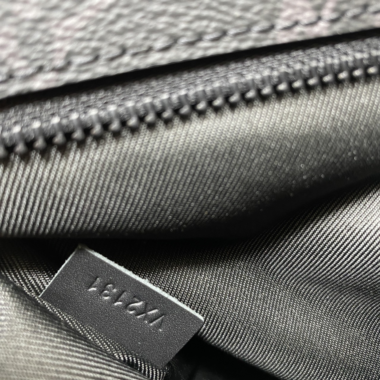 TOP ORI หนังแท้ | LV Takeoff Pouch Clutch Bag กระเป๋าทรงคลัช แคนวาสสุดคลาสสิกของเมซง มีขนาดกะทัดรัดสามารถพกพาแทนกระเป๋าเอกสารแบบดั้งเดิม ช่องกระเป๋าหลักขนาดใหญ่เพียงพอสำหรับใส่แท็บเล็ต