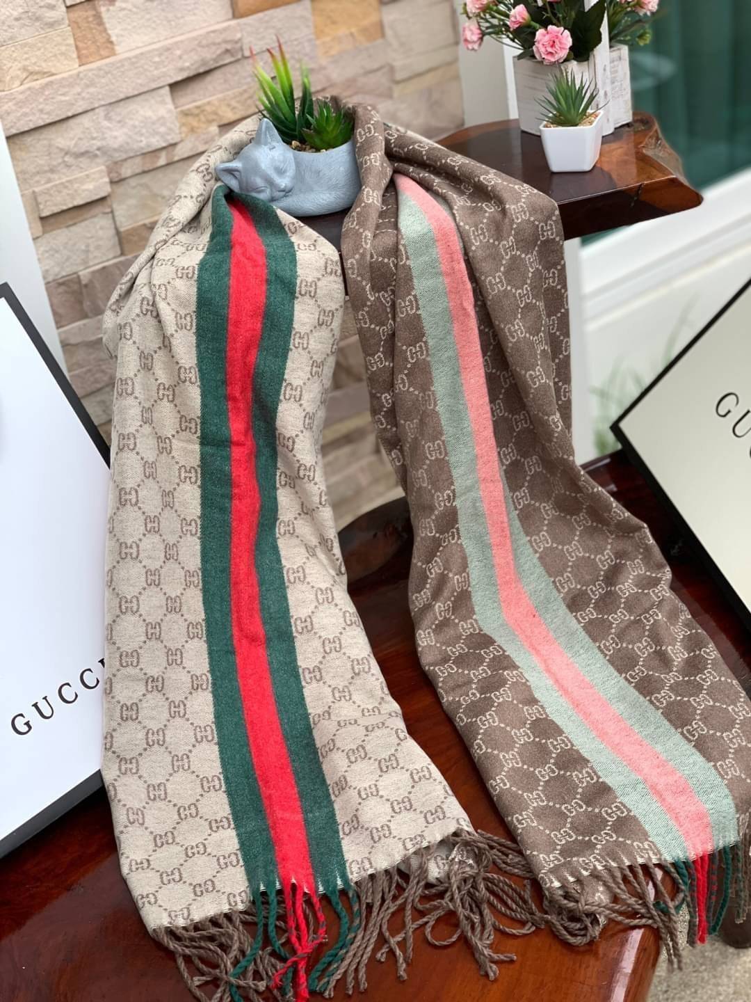 Gucci Classic Print Scarf แบรนด์ดังจากประเทศอิตาลี ด้วยงานพรีเมี่ยมกิ้ฟ ส่งมอบความรู้สึกดีๆให้กับคนที่คุณรัก ในรูปแบบผ้าพันคอและผ้าคลุมไหล่ผืนใหญ่สีสันไม่ฉูดฉาด เหมาะกับชุดที่เป็นทางการหรือลำลองก็ได้ เป็นผ้าที่ให้ความอบอุ่น ถักทอด้วยผ้าcashmere ผ้าเนื้อดี