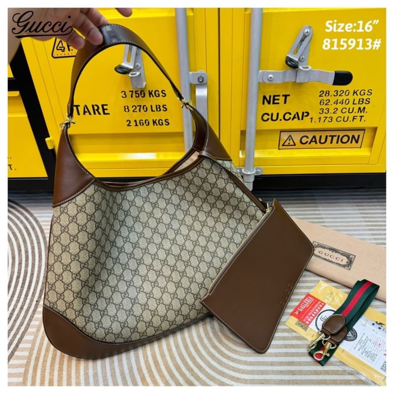 GUCCI B shoulder bag กระเป๋าสะพายไหล่รุ่นใหม่ล่าสุด ใบใหญ่จุของได้เยอะจุใจ เอาใจสายแบกแต่ยังคงความหรูมีสไตส์ในตัว ใช้ได้ทั้งชายหญิง ใบจริงสวยมาก คุ้มค่าที่สุด