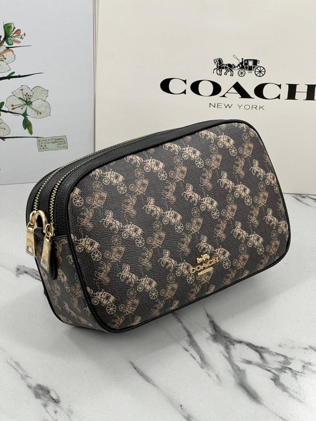 COACH JES CROSSBODY WITH HORSE AND CARRIAGE PRINT ((91109)) กระเป๋าสะพายครอสบอดี้ร์ หนังแท้นิ่ม ลายปริ้นรถม้าทั้งใบสวยงามมากๆค่ะ กระเป๋าแบ่งเป็น2ช่องซิปหลัก ช่องกว้างสามารถใส่กระเป๋าเงินใบยาวได้;ของจำเป็นได้ครบเลยค่ะ;มีช่องให้ใส่ของจุกจิก;พร้อมช่องโล่งด้า