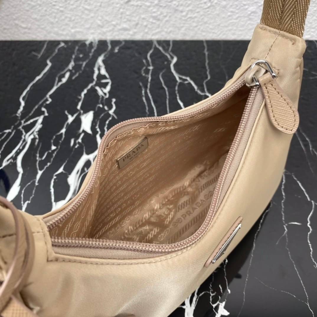 PRADA Nylon Mini Bag รุ่นใหม่แนะนำ!! พร้อมส่งครบ4สี รุ่นขายดีในตำนานค่ะ PRADA NYLON HANDBAGS ขนาดกะทัดรัด **อะไหล่เงิน วัสดุทำจากผ้าNylon อย่างหนา อยู่ทรง กันน้ำได้ หายห่วงคะ ด้านหน้ามีโลโก้แบรนด์ เปิดปิดด้วยซิป มาพร้อมสายผ้า ไม่สามา