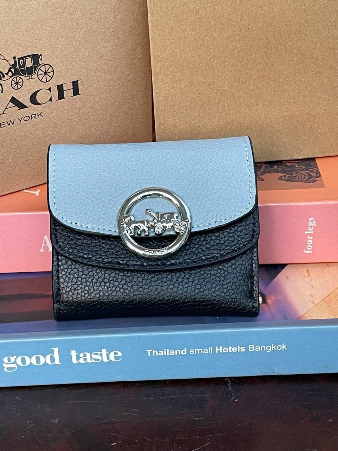 OUTLET 】COACH JADE SMALL DOUBLE FLAP WALLET IN COLORBLOCK (COACH F88002) หากใครต้องการกระเป๋าสตางค์ใบสั้นสำหรับวันที่ต้องการใช้กระเป๋าสะพายใบเล็ก หรือวันที่ไม่พกกระเป๋าสะพาย เราขอแนะนำใบนี้เลยค่ะ โดยใบนี้เป็นกระเป๋าสตางค์แบบพับสามทบ ปิดแบบกระดุม2ชั้น มีช่
