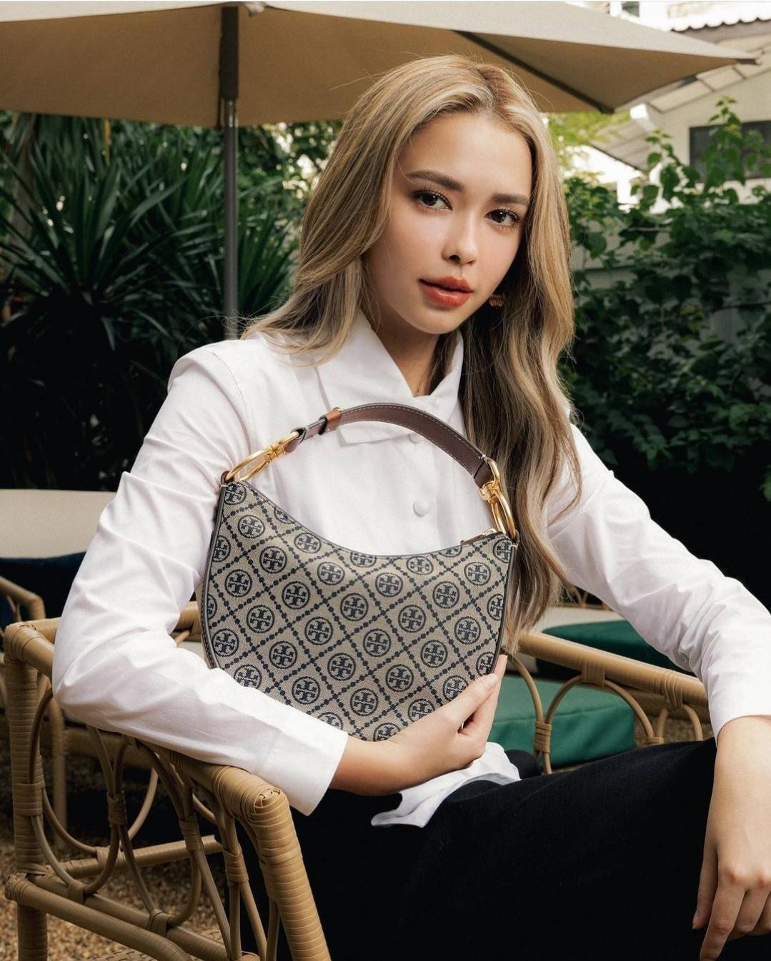 Tory Burch T Monogram Mini Crescent Bag / TORY BURCH T MONOGRAM MINI JACQUARD CRESCENT BAG ร้อนแรงกว่านี้ไม่มีแล้ว กับไอเท็มที่เซเลปรีวิวเยอะมาก!! สาวๆตามหากันไปอีก กระเป๋าทรง half moon ที่ดีไซน์บนผ้า jacquard ลวดลายซิกเนเจอร์ เรียบหรู ผู้ดีมากแม่!