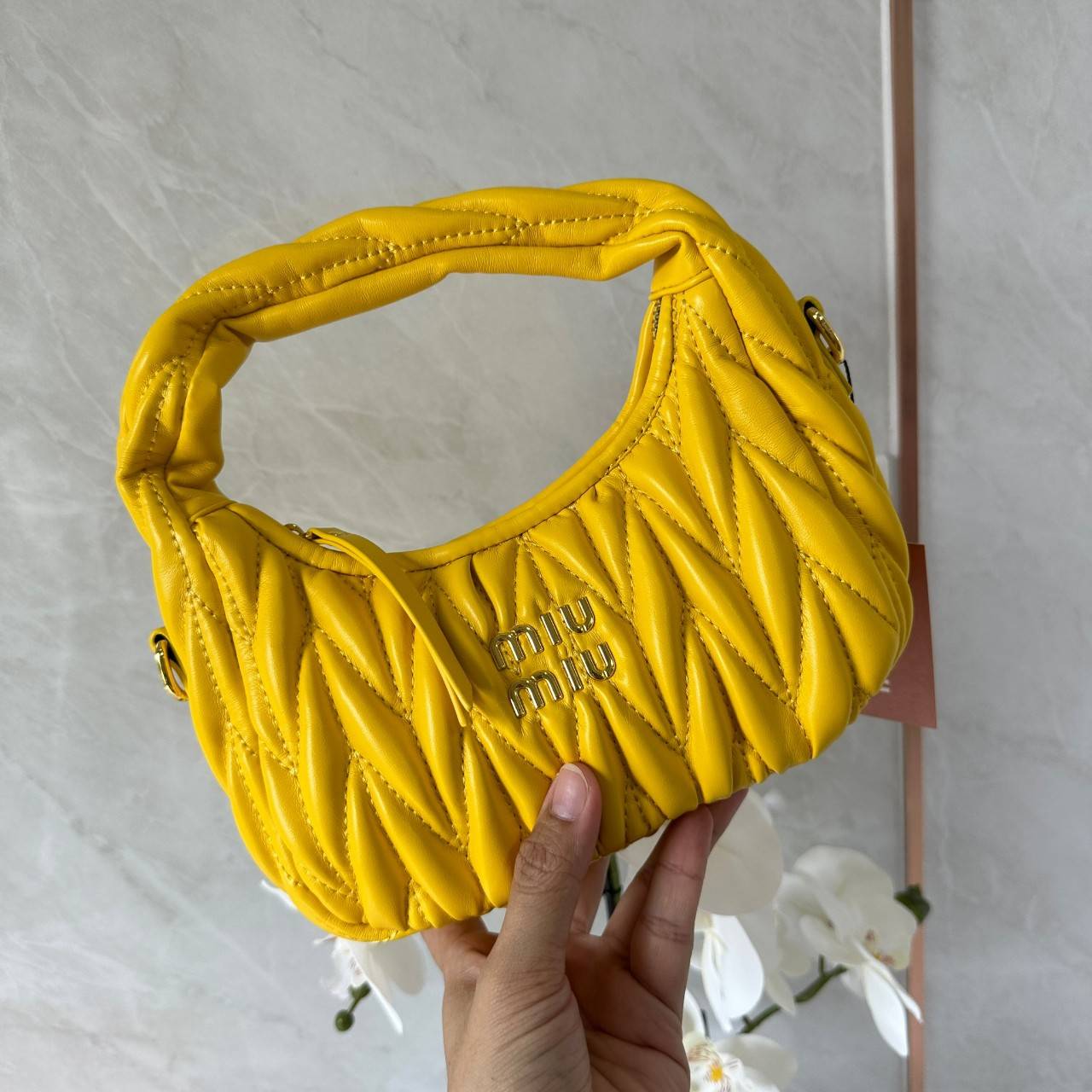 MIU MIU WANDER MATELASSÉ MINI HOBO BAG กระเป๋าถือ/กระเป๋าสะพายข้าง แบรนด์ดังจากอิตาลี ด้วยเอกลักษณ์ความโดดเด่น