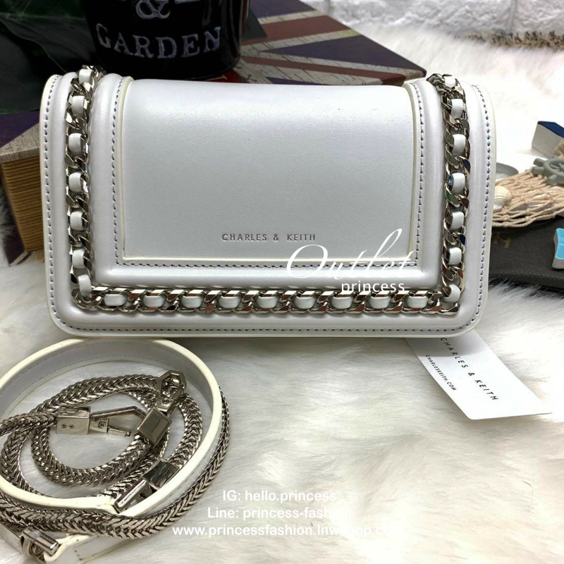 CHARLES & KEITH CHAIN DETAIL CLUTCH BAG กลับมาอีกครั้ง รุ่นขายดี สีออกใหม่ค่ะ!! กระเป๋าทรงคลัท//สะพายข้างได้ วัสดุหนังเรียบ ผิวเงา ตัวกระเป๋าแต่งอะไหล่โซ่เงินเพิ่มความเก๋เข้ามาค่ะ เปิดปิดกระเป๋าแบบกระดุมแม่เหล็ก ฝาปิดด้านบนมีช่องซิปใส่ของจุกจิกค่ะ ภายในมี