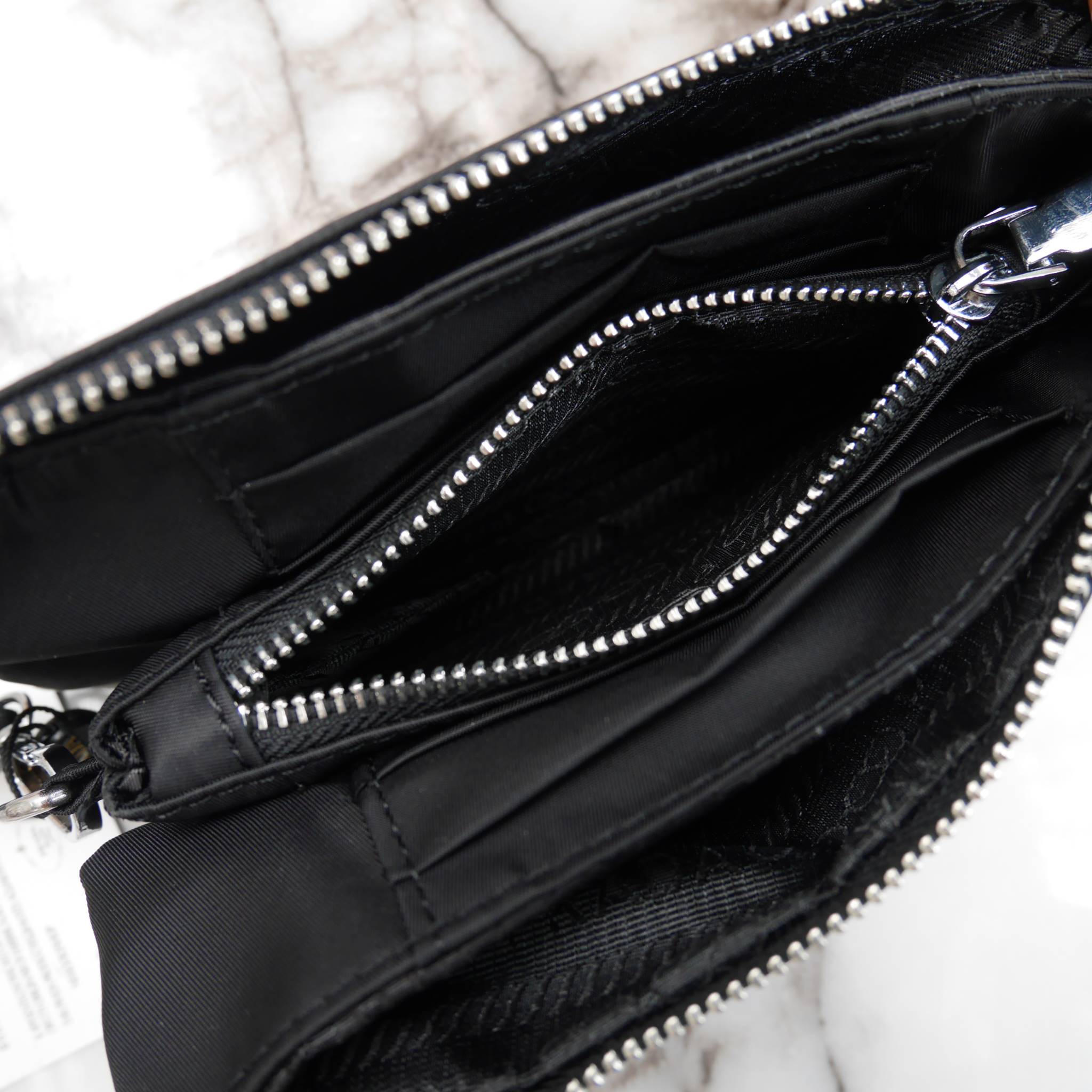 ได้งานมินิน่ารัก กระเป๋าคล้องมืองานพรีเมี่ยมกิ้ฟท์ จาก PRADA มาค้า ตัวนี้คุ้มสุดๆ โดดเด่นที่ ตัวกระเป๋าผ้าไนล่อน **อะไหล่เงินเงา น้ำหนักเบา สายคล้องแขนถอดได้ มีช่องแบ่งเก็บของ 3 ช่องซิปเลย ช่องตรงกลางสามารถ ใส่บัตรได้ด้วยค้า ใส่ iphone6 ได้น้าาา **สวยคุ้ม