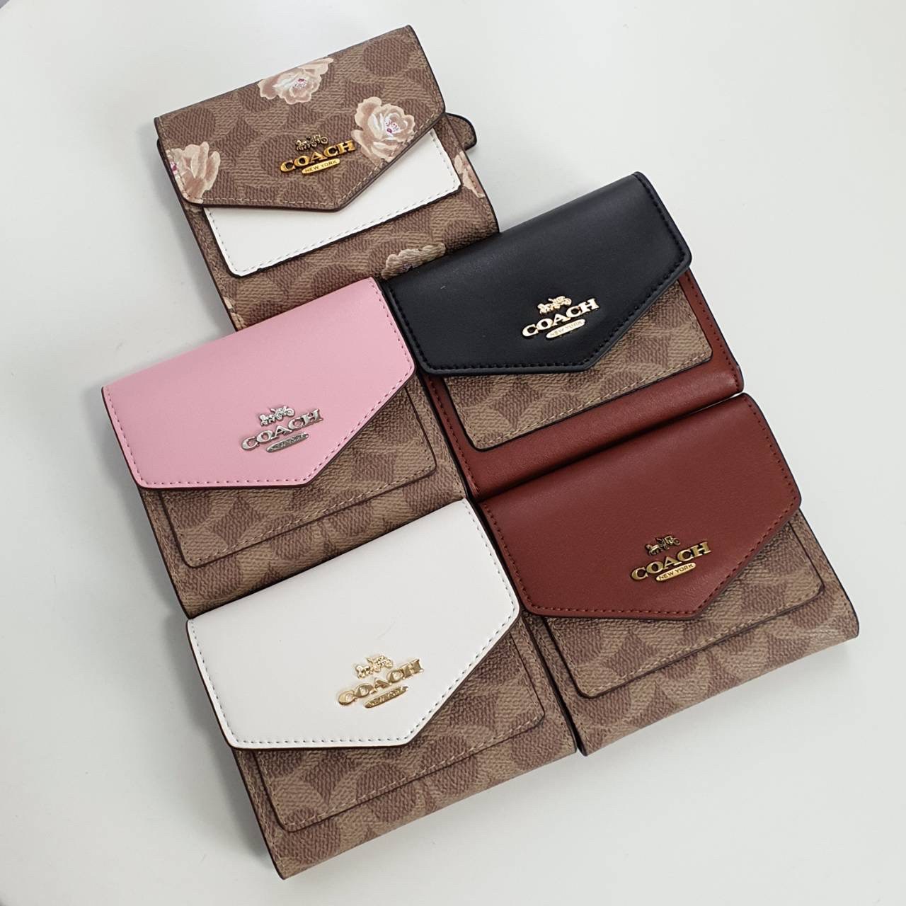 COACH SMALL WALLET IN SIGNATURE CANVAS กระเป๋าสตางค์ใบสั้น แบบพับสองตอน หน้าจดหมาย เปิดปิดด้วยกระดุมปั้มแบรนด์ ด้านในมีช่องใส่บัตรหลายช่อง และช่องใส่ธนบัตร ด้านหลังมีช่องซิปเหรียญอีกหนึ่งช่อง น้ำหนักเบา พกพาสะดวก มีให้เลือกหลายสี ห้ามพลาดค่ะ!