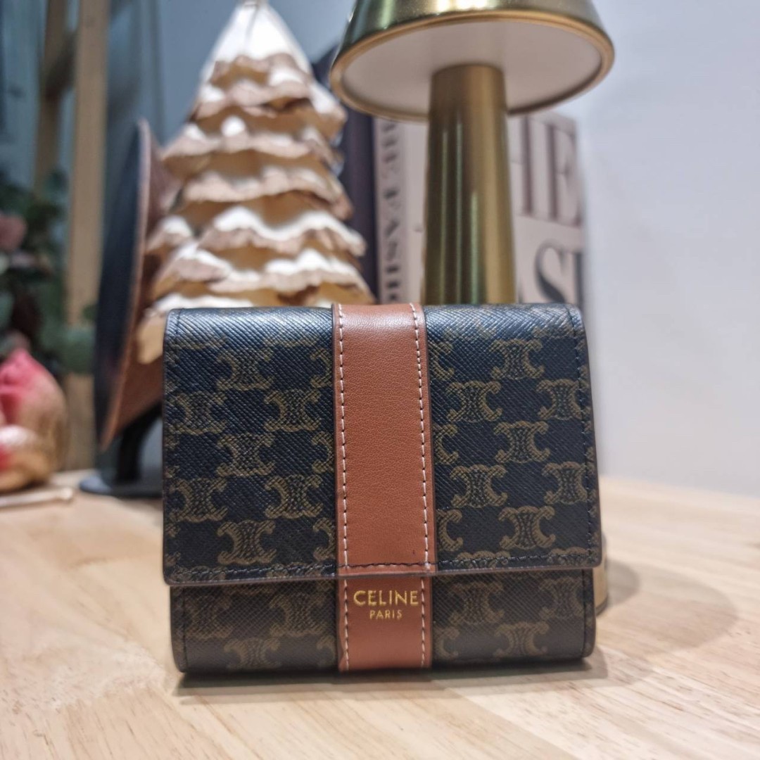Celine small trifold wallet กระเป๋าสตางค์ดีไซน์สุดคลาสสิค วินเทจ เรียบง่ายแต่หรูหรา และยังมาพร้อมกับสายโซ่ สำหรับคล้องสะพายข้าง สะพายไหล่ได้ เริ่ดเว่อร์!