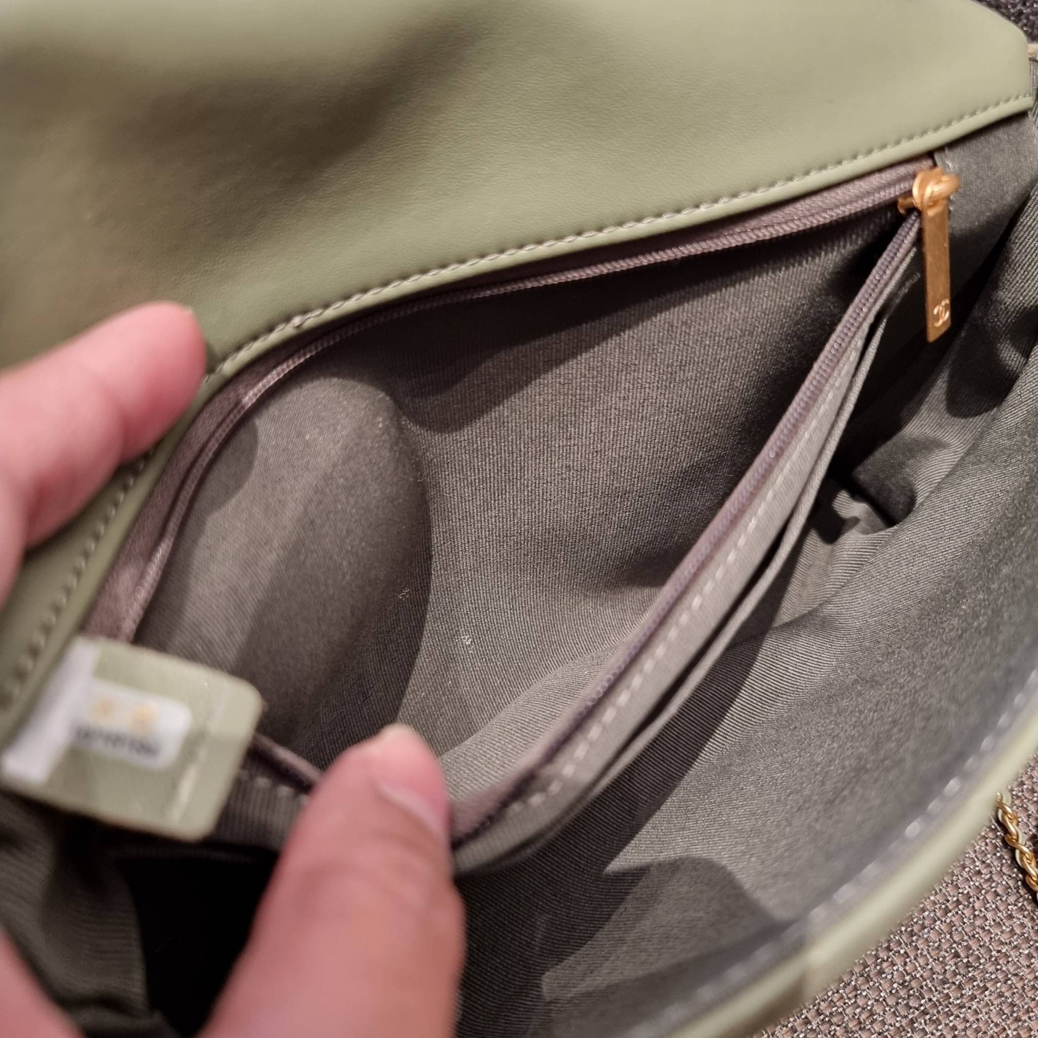 VIP 】สวยหรูพร้อมเสิร์ฟ!! กับไอเท็มสุดเลิฟจาก Chanel กระเป๋าสะพายที่สุดของความคุ้มค่า วัสดุหนังแกะนิ่มเต็มใบ เปิด-ปิดกระเป๋าด้วยตัวบิดล็อค ภายในกระเป๋าบุผ้าสวยหรู มีช่องโล่งกว้างจุของได้สบาย ใส่โทรศัพท์ กระเป๋าสตางค์ได้ มีช่องซิป 1 ช่อง ช่องย่อย 1 ช่อง ดีเ