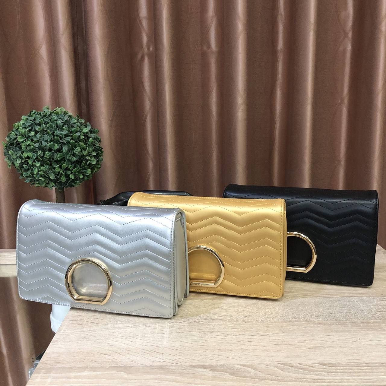 New 2018! PEDRO METAL DETAIL SHOULDER BAG กระเป๋าสะพายทรง คลัช ขนาดกำลังดี ดูหรูหรา หนังpuลายตะเข็บดีเทล สวยยค่ะ เปิด-ปิดด้วยแม่เหล็ก ภายในมี 2 ช่อง และช่องซิปเล็ก จุของได้เยอะ อยู่ทรงแข็ง สายสะพายมีที่รองบ่า จะสะพายหรือสายสามารถเก็บแล้วถือเป็นคลัชออกงาน 