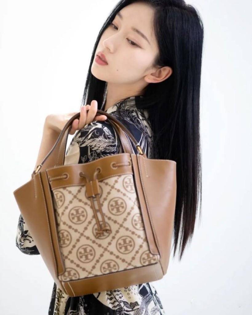 Tory T Monogram Mcgraw Dragonfly กระเป๋าถือหรือสะพายไหล่ วัสดุหนัง Jacquard อะไหล่ทอง ทรงปีก เปิด-ปิด ด้วยกระดุมแม่เหล็ก ด้านในโลง มี 2ช่องเล็ก จุของได้เยอะ น้ำหนักเบา สายสะพาย crossbody ได้ ปรับระดับได้