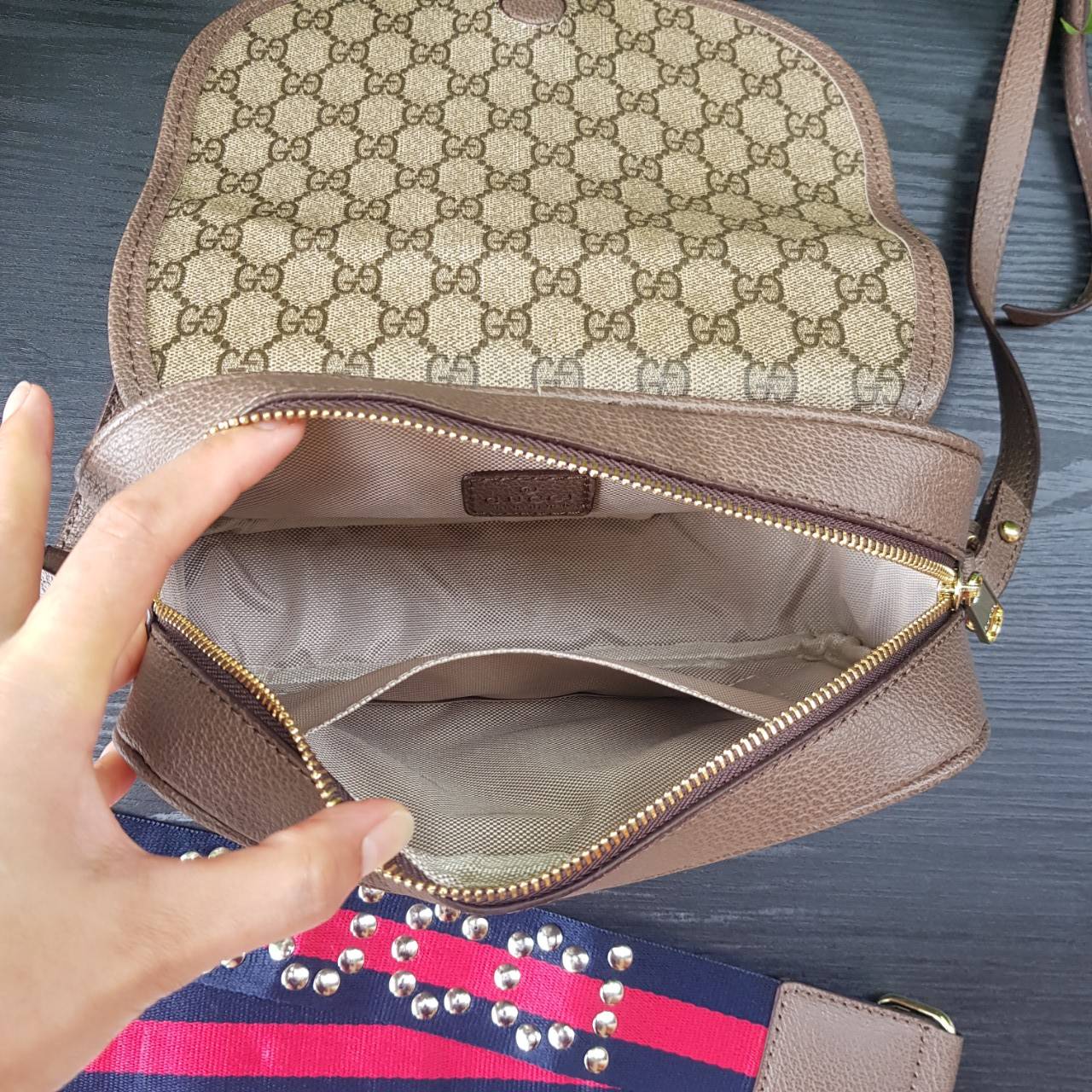 GUCCI Ophidia mini GG shoulder bag กระเป๋าถือ กระเป๋าสะพายทรงสวย ดีไซน์ที่เป็นเอกลักษณ์ จะถือเป็นครัช สะพายไหล่ หรือครอสบอดี้ก็สวยลงตัวได้ทุกสไตล์