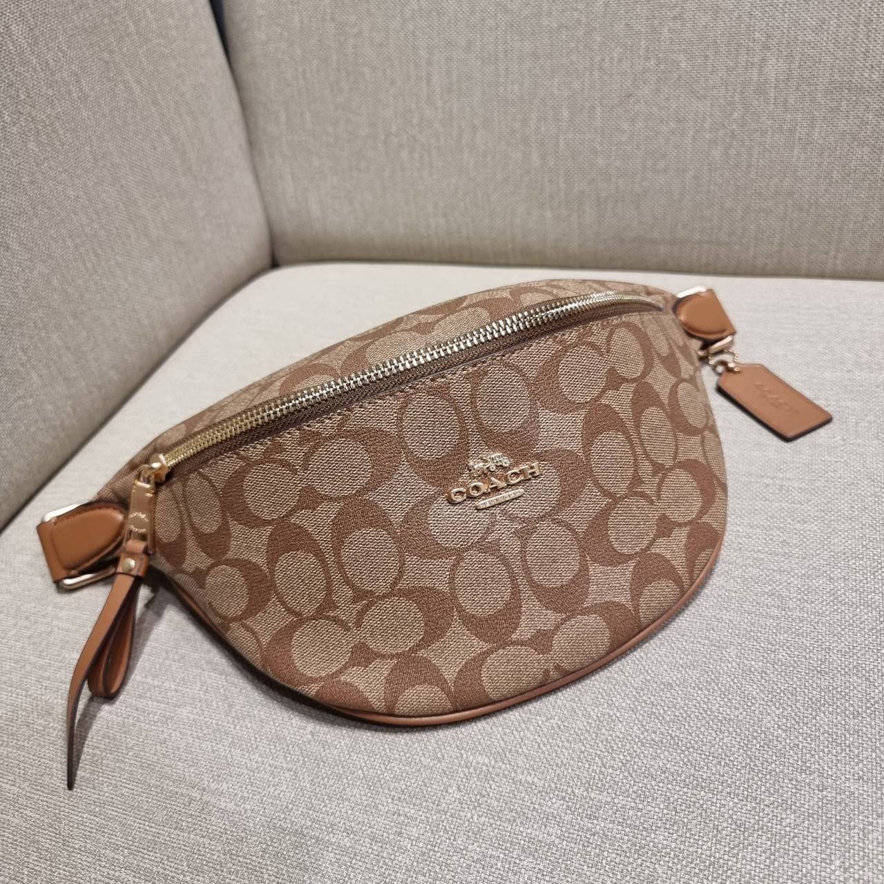COACH F48740 BELT BAG IN SIGNATURE CANVAS กระเป๋าคาดอกทรง Unisex ที่ขายดีถล่มทลาย!! ขายได้ตลอดปี!! สวยเท่ทุกสี วัสดุหนังแคนวาสเคลือบคุณภาพดี ทนทาน ใช้งานง่าย ภายในเป็นช่องโล่ง เหมาะสำหรับคนที่ชอบพกอะไรง่ายๆ รับรองตอบโจทย์น้า