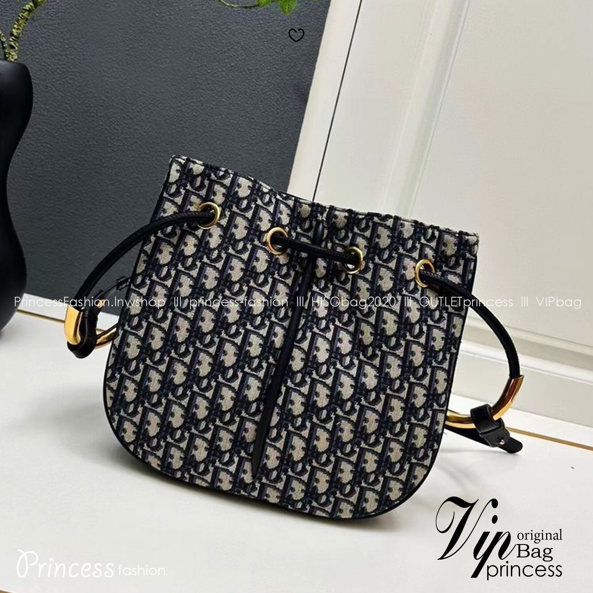 Dior Nolita Bag กระเป๋าสะพายทรงโท้ทรุ่นใหม่ สวยหรูเป็นเอกลักษณ์ตามแบบฉบับแบรนด์ มาพร้อมสายสะพายยาว ขนาดกำลังน่าใช้ ภายในโล่งกว้างจุของได้เยอะ สวยทันสมัยเหนือกาลเวลาต้องยกให้ใบนี้เลยค่ะ