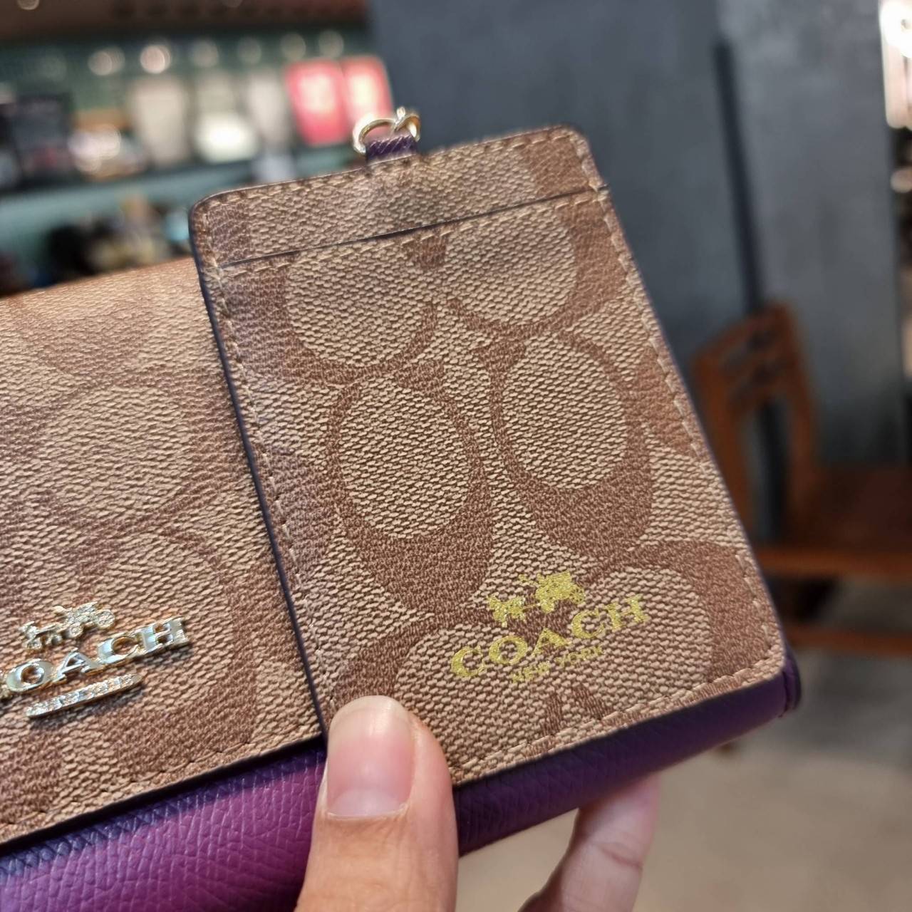 COACH F53763 TRIFOLD WALLET IN SIGNATURE กลับมาแล้วจ้า!! รุ่นขายดี!! 💓 ดีไซน์ใหม่ กระเป๋าสตางค์ใบยาว แถมที่ห้อยใส่บัตรแยกให้ (ถอดออกได้) น่ารักมากๆ ใช้งานง่าย เปิด-ปิดด้วยกระดุม ภายในใส่ธนบัตร ใส่บัตรได้เยอะ ใส่มือถือได้ไปอีก!! จุใจสุดๆ บอกเลยว่าใ