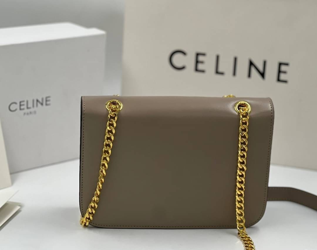 CELINE Classique Triomphe Bag in shiny / CELINE TRIOMPHE WITH CHAIN กระเป๋าสะพายทรงกล่องคล้าย Classic Box แต่มีรุ่นใหม่ออกแบบโลโก้สะดุดตาวินเทจ ด้วยดีไซน์ที่ดูโฉบเฉี่ยว