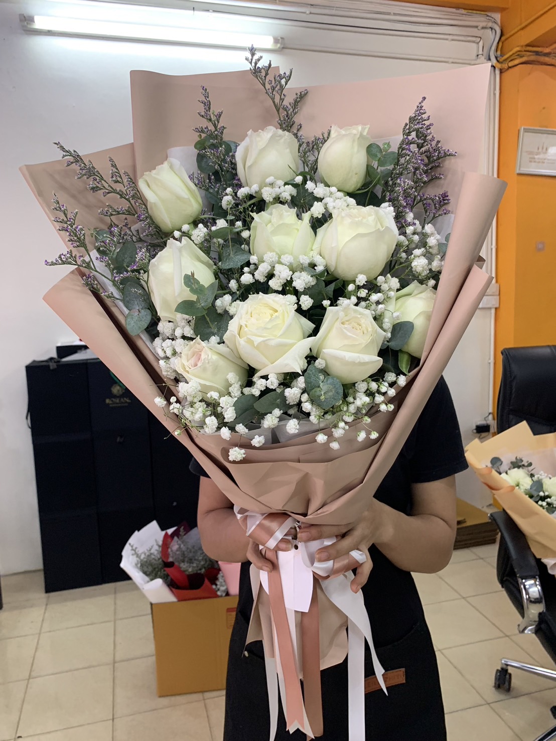 ช่อกุหลาบขาว กระดษห่อสีนู๊ด