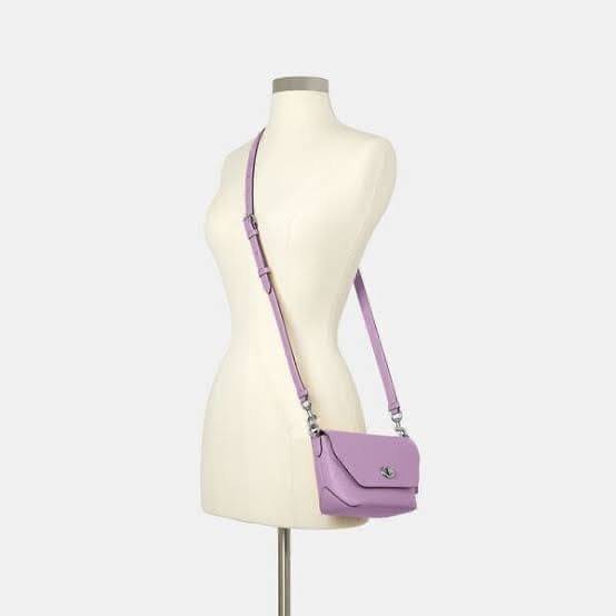 คอลเลคชั่นใหม่ ทั้งสวยทั้งคุณภาพค่ะ😘 COACH KARLEE CROSSBODY BAG 💐พร้อมส่ง ได้ไปไม่ผิดหวังแน่นอนค่ะ! สวยๆแบบคนดังระดับโลกกันค่าา กระเป๋าสะพายแบบครอสบอดี้ร์ หนังแท้นิ่มสวยงามมากๆค่ะ รูปทรงน่ารักกระทัดรัด เปิดปิดกระเป๋าแบบหมุนล็อค ภายในสามารถ