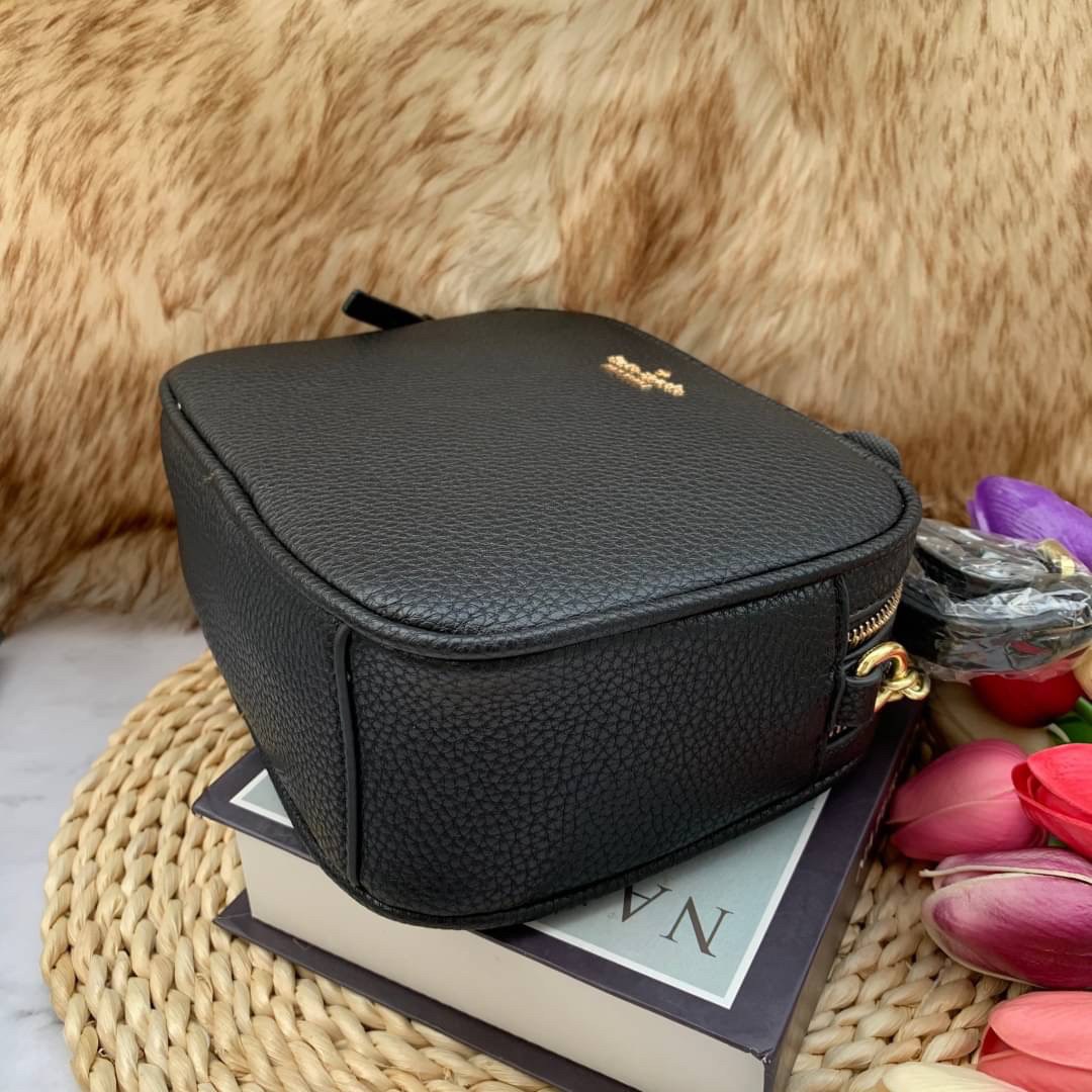 ของแท้ 💯% Kate spade New York mini shoulder bag กระเป๋าสะพายหนังนิ่ม สวยอยู่ทรง ด้านหน้าประดับโลโก้แบรนด์ อะไหล่ทอง น้ำหนักเบา มี2ช่องซิป แยกเป็นสัดส่วน ภายในมีช่องซิป 1 ช่อง และช่องใส่ของจุกจิก 1ช่อง จุของได้เยอะ สายสะพายปรับระดับได้ค่ะ