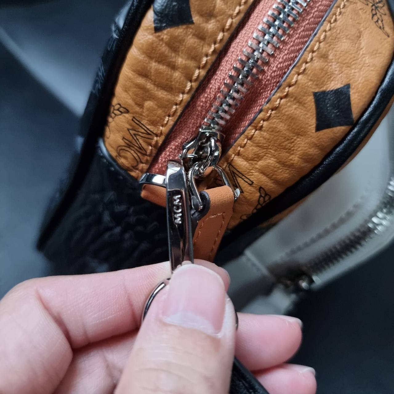 M.C.M KLASSIK CROSSBODY IN VISETOS MIX คลาสสิคสมชื่อ!! กระเป๋าสะพายข้างทรงครอสบอดี้ ดีไซน์มิกซ์แอนด์แมทช์สุดคูล ใหม่ล่าสุด เท่ได้ไม่ซ้ำใคร โลโก้โลหะรมดำดูมีเสน่ห์ วัสดุหนังแคนวาสคุณภาพดี มีช่องหลัก 2 ช่อง เปิด-ปิดด้วยซิป ด้านหลังมีช่องย่อยอีกหนึ่ง ภายในโล