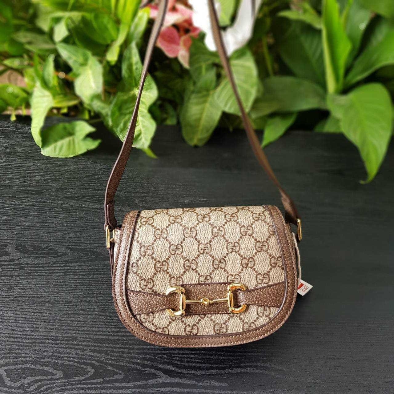 GUCCI Horsebit 1955 small shoulder bag กระเป๋าครอสบอดี้ขนาดกำลังดี ดีไซน์น่ารัก ทรงสวย ใช้ได้ทุกโอกาส สายยาวปรับระดับได้ เปิด-ปิด ด้วยกระดุมแม่เหล็ก