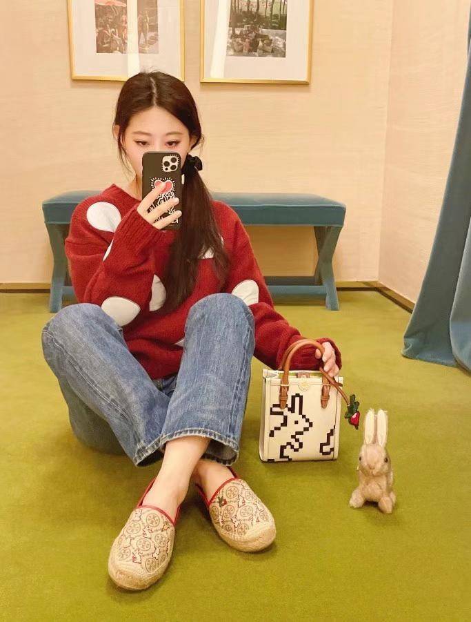 TORY BURCH PIXELATED RABBIT MINI BAG TOTE 🐇 อดใจยังไงไหว น่ารักขนาดนี้ 🥕🥕 กระเป๋าทรงโท้ท ด้านหน้าเป็นรูปกระต่ายอันเป็นสัญลักษณ์ของปีนี้ น่ารักมากๆค่ะ 🥕พร้อมพวงหนังแครอทมาให้อีกหนึ่งพวง