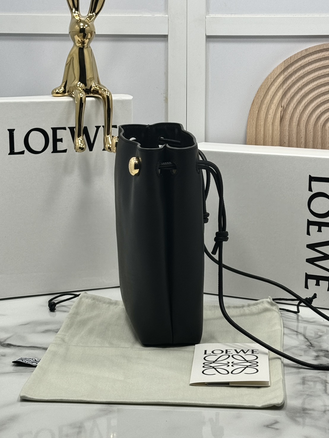 ORI หนังแท้ | LOEWE pebble pouch in smooth กระเป๋าทรงโท้ทดีไซน์คลาสสิค เรียบง่ายแต่ดูแพง มีระดับสุดๆ แต่งหมุดปั้มโลโก้แบรนด์สีทองสวยโดดเด่น เหมาะเป็นไอเท็ม everyday bag จริงๆ