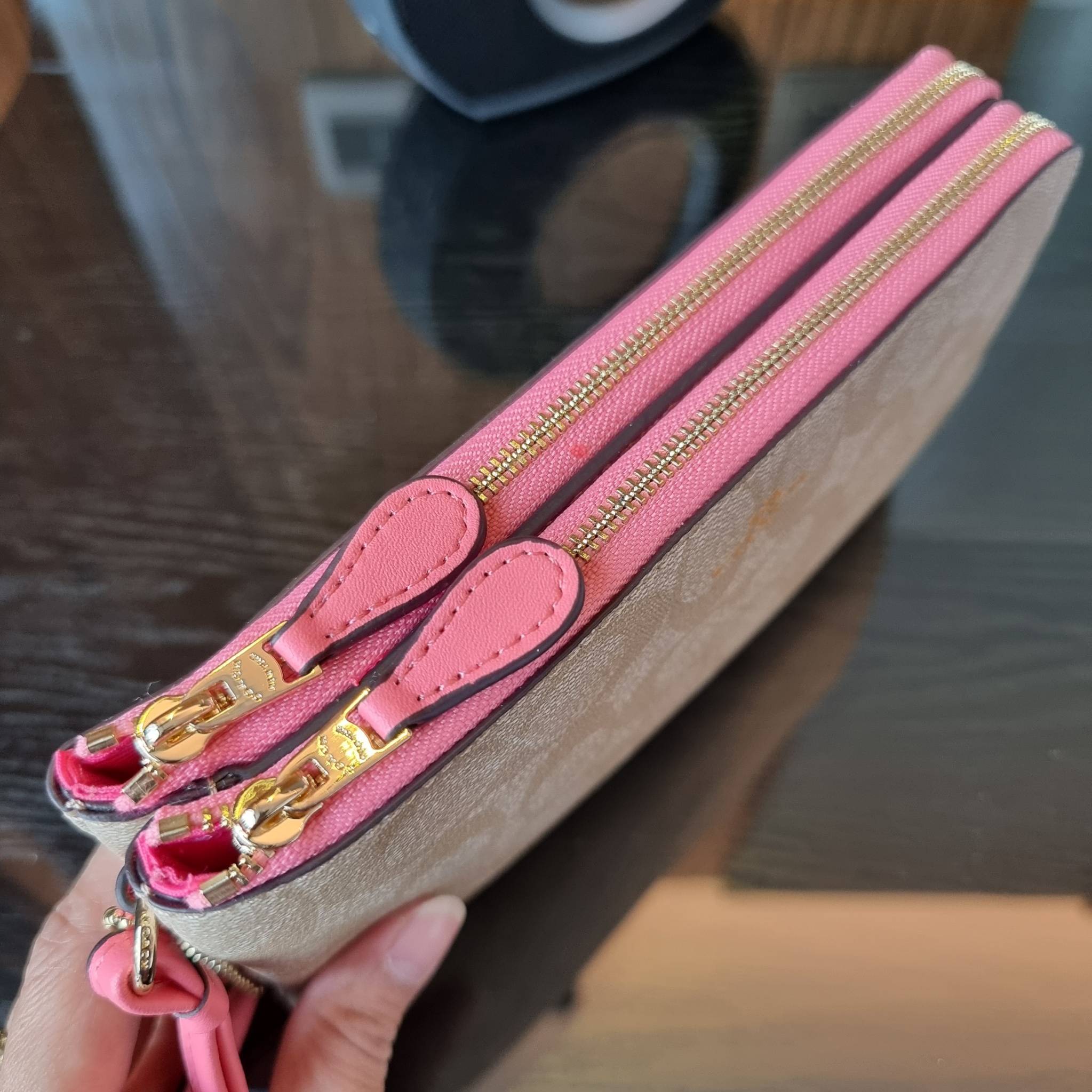 COACH F54057 DOUBLE ZIP WALLET IN SIGNATURE กระเป๋าคล้องมือ size L ใบนี้ใส่มือถือได้ทุกรุ่น ขนาดกำลังดี พกพาสะดวกมากๆ วัสดุหนังสังเคราะห์ ภายในเป็นผ้าสีสวยคม ใส่ธนบัตร ใส่บัตรได้เยอะ ใส่มือถือได้สบายๆทุกรุ่น ตอบโจทย์สาวๆที่ไม่ชอบพกเยอะวุ่นวายจ้า ใบนี้เอาอ