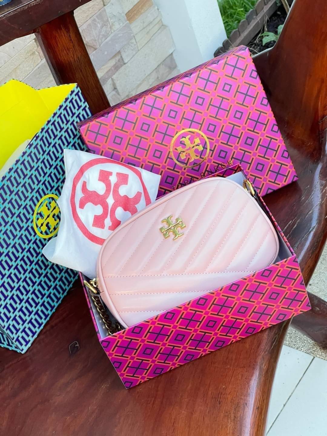 Tory Burch KIRA CHEVRON SMALL CAMERA BAG สาว ๆ ลุคคุณหนูไม่ควรพลาด Collection นี้เลยนะคะ เพราะ Kira Chevron เป็นรุ่นที่ตอบโจทย์และครองใจสาว ๆ ได้อย่างแท้จริง เนื่องจากมีดีไซน์เรียบหรู โดยใช้เทคนิคการเย็บบนหนังเป็นลายเส้น (Chevron) ทำให้กระเป๋าดูมีราคามากย