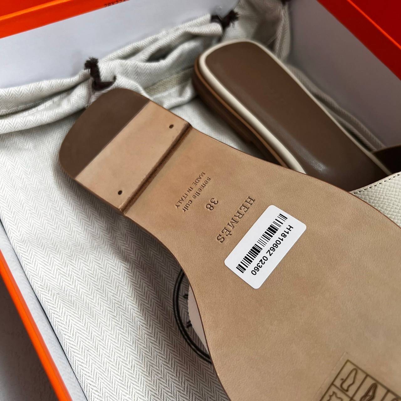 หนังแท้ Hermes sandal Epsom leather รองเท้าแตะงานสั่งตัตใช้สลับแท้ เกรดออริจินอล 1:1 เกรดเหมือนสุด มี series code ทุกคู่ งานตัดเย็บปราณีตละเอียด ใส่สบาย ไม่ลื่น ใช้ทนนาน เกรดนี้คุ้มมาก ไม่ผิดหวังค่ะ ภาพสินค้าถ่ายจากงานขายจริง ใช้งานต่างประเทศได้