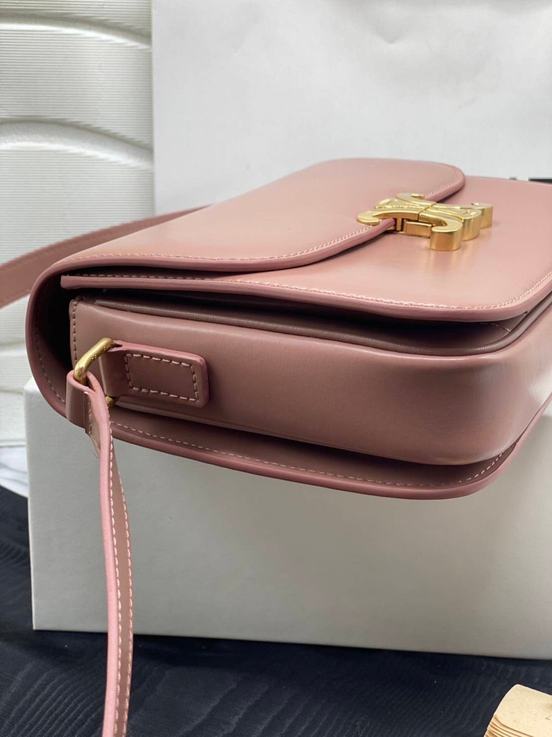 หนังแท้ CELINE TRIOMPHE CROSSBODY BAG ดีไซน์ยอดนิยมสไตล์สาว LISA ทรงสี่เหลี่ยมหนังสวยหรูอยู่ทรงเปิดปิดด้วยฝาปิดโลโก้แบรนด์อะไหล่ทอง ภายในมีช่องหลัก ช่องย่อย และช่องซิป สามารถใส่มือถือของใช้จุกจิกได้เยอะ มาพร้อมสายสะพายหนังยาวปรับระดับได้ จะสะพายไหล่ CROSS